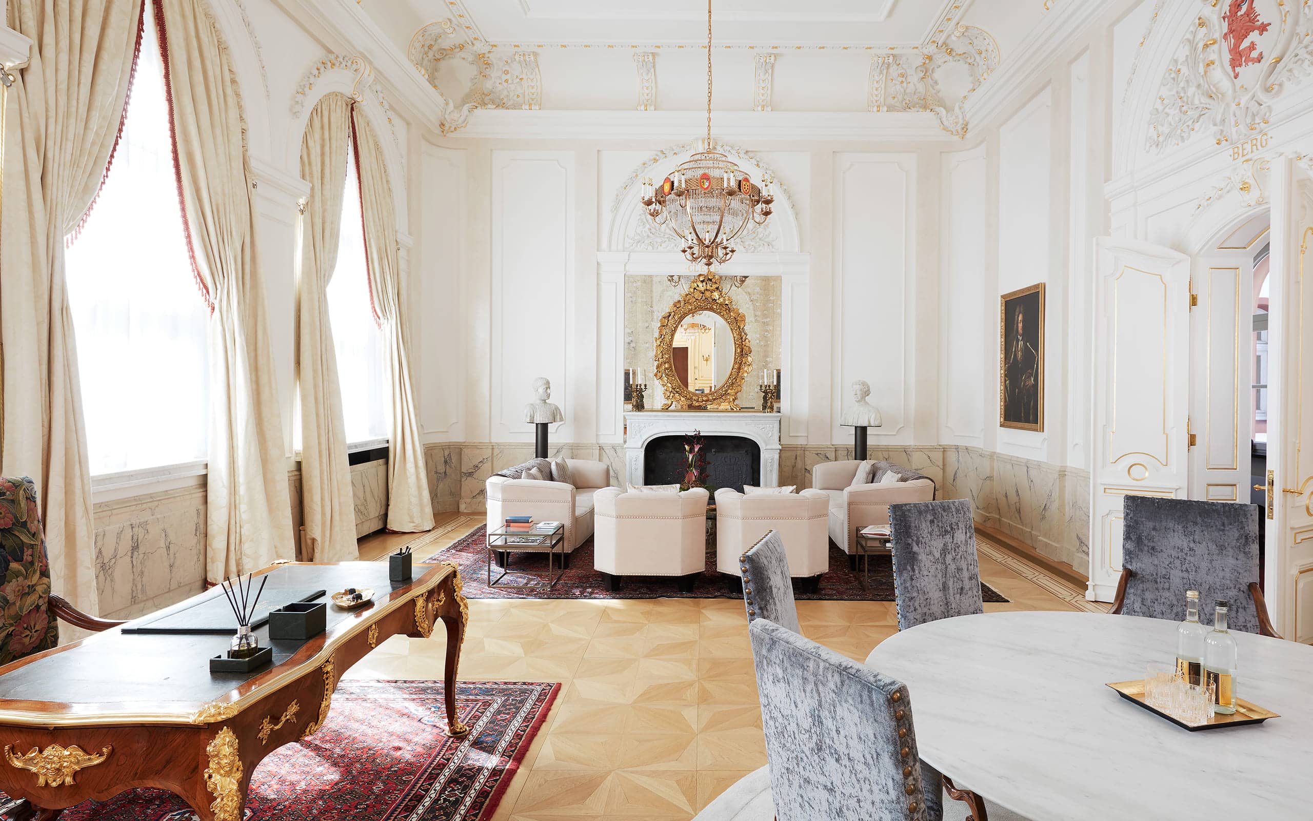 Wohnraum in einem der Hotelzimmer im Living Hotel De Medici Bild vom Essenstisch, Arbeitsbereich und Couchecke