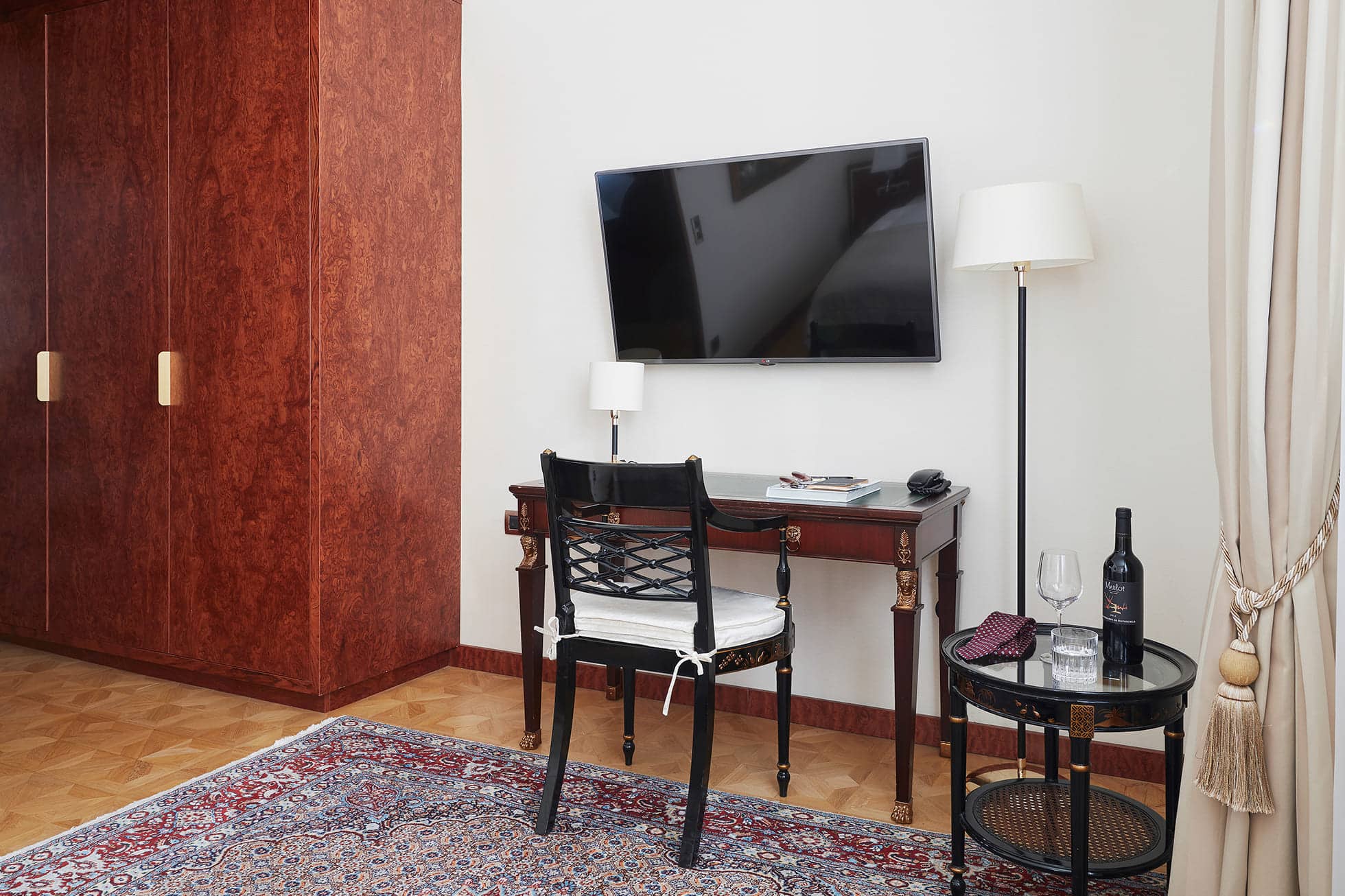 Living Hotel De Medici Business Plus Arbeitsbereich Schreibtisch und Kleiderschrank im Hotelzimmer