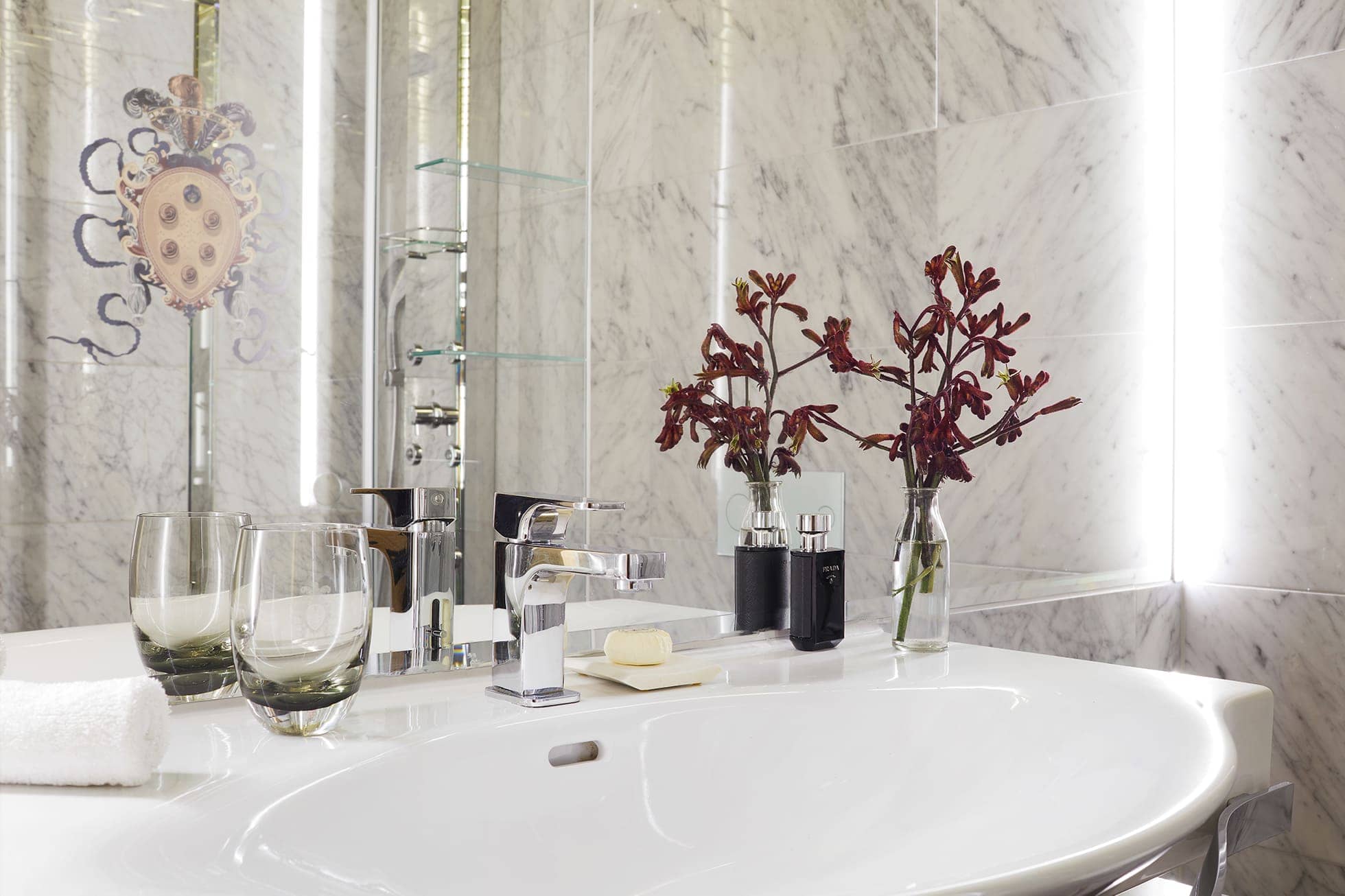 Living Hotel De Medici Business Plus Badezimmer Waschbecken mit Prada Parfüm