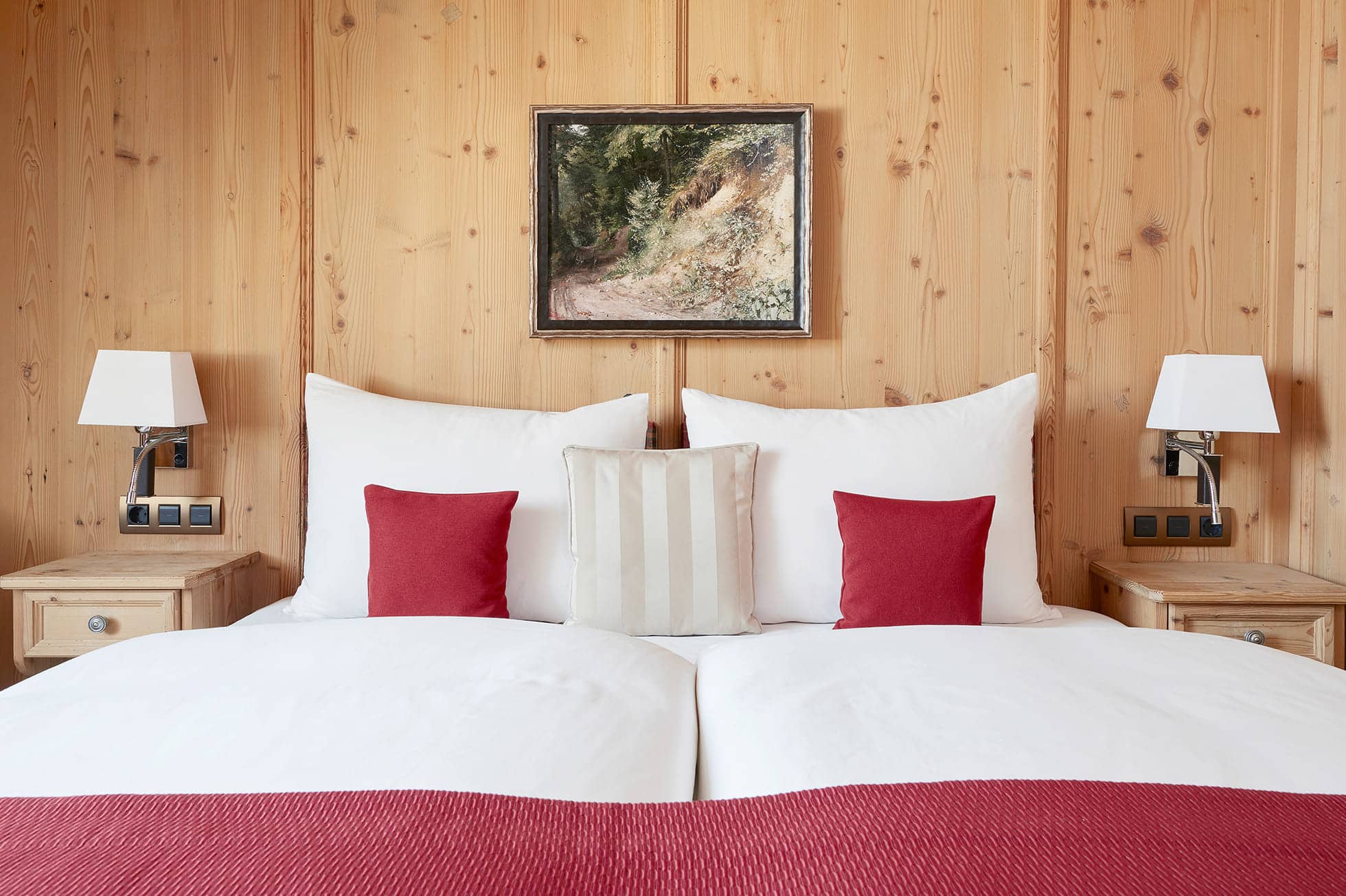 Living Hotel De Medici Business Plus Frontblick Doppelbett Doppelbett mit roter Tagesdecke