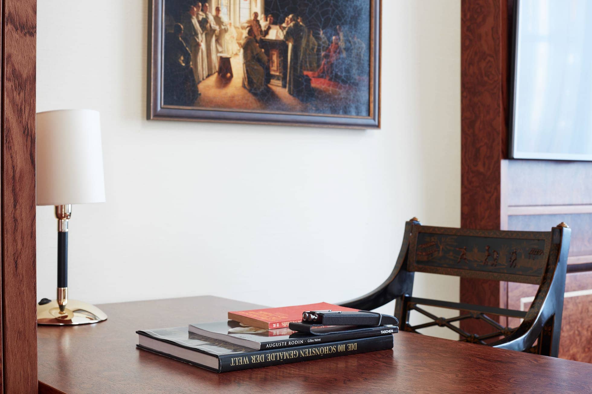 Living Hotel De Medici Business Plus Arbeitsbereich Bild von einem Schreibtisch mit Büchern und Gemälde im Hintergrund