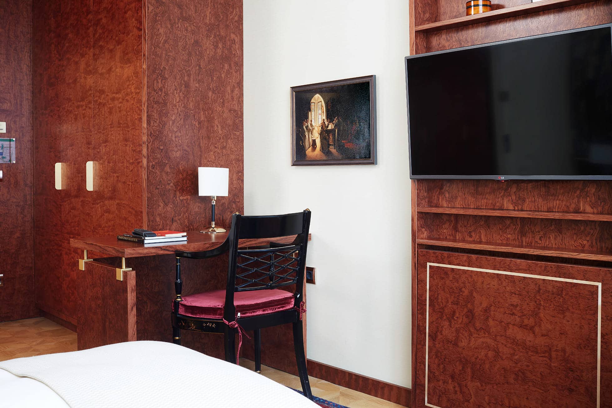 Living Hotel De Medici Business Plus Workspace Arbeitsplatz mit Gemälde
