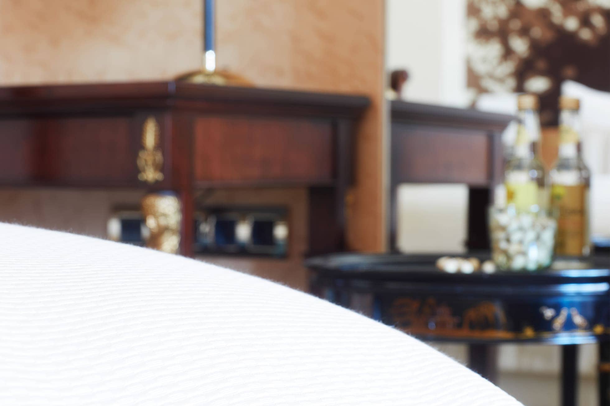 Living Hotel De Medici Deluxe Beistelltisch Schreibtisch und Beistelltisch aus Bettperspektive