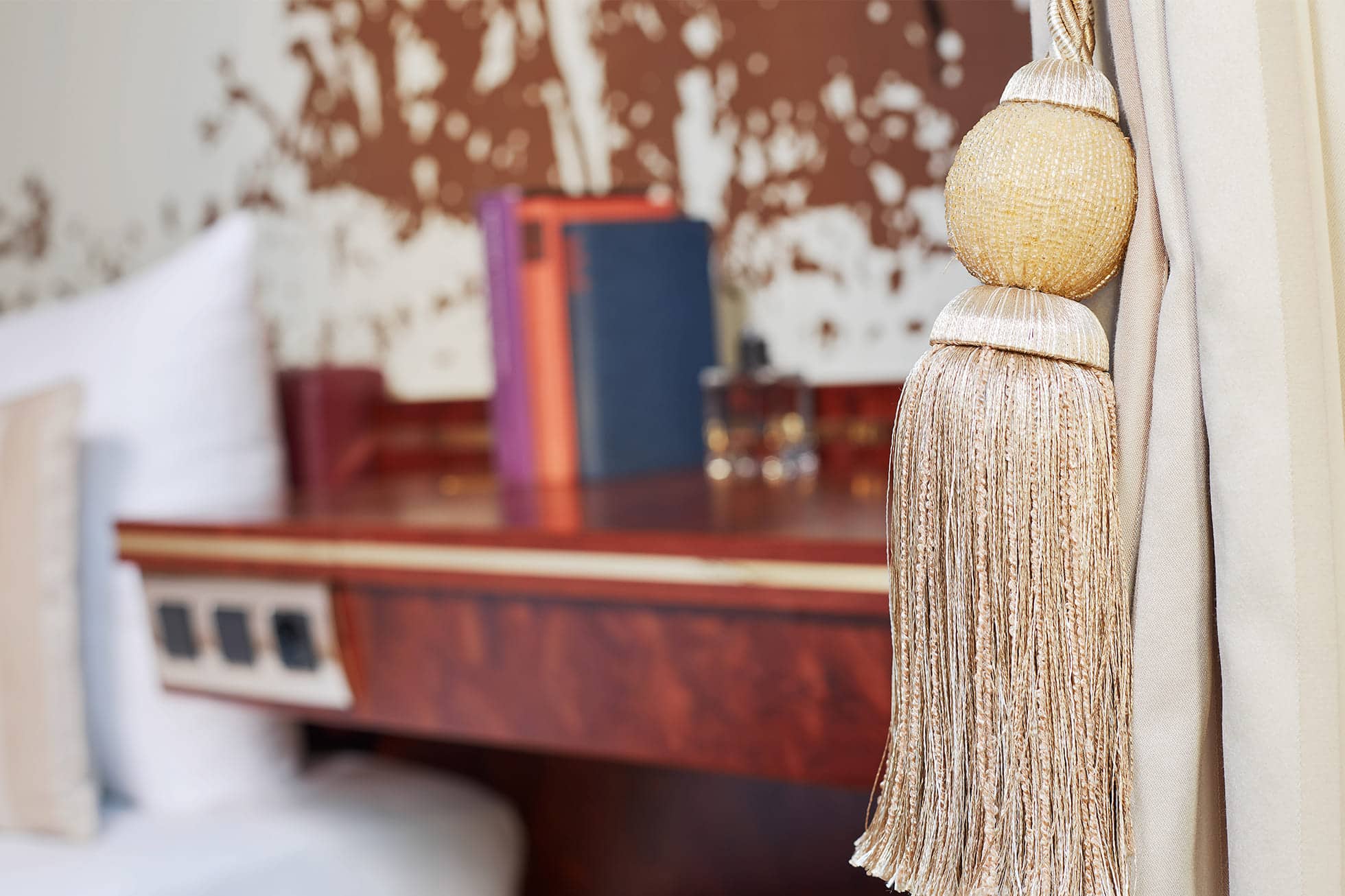 Living Hotel De Medici Executive Nachttisch Nachttisch mit Büchern