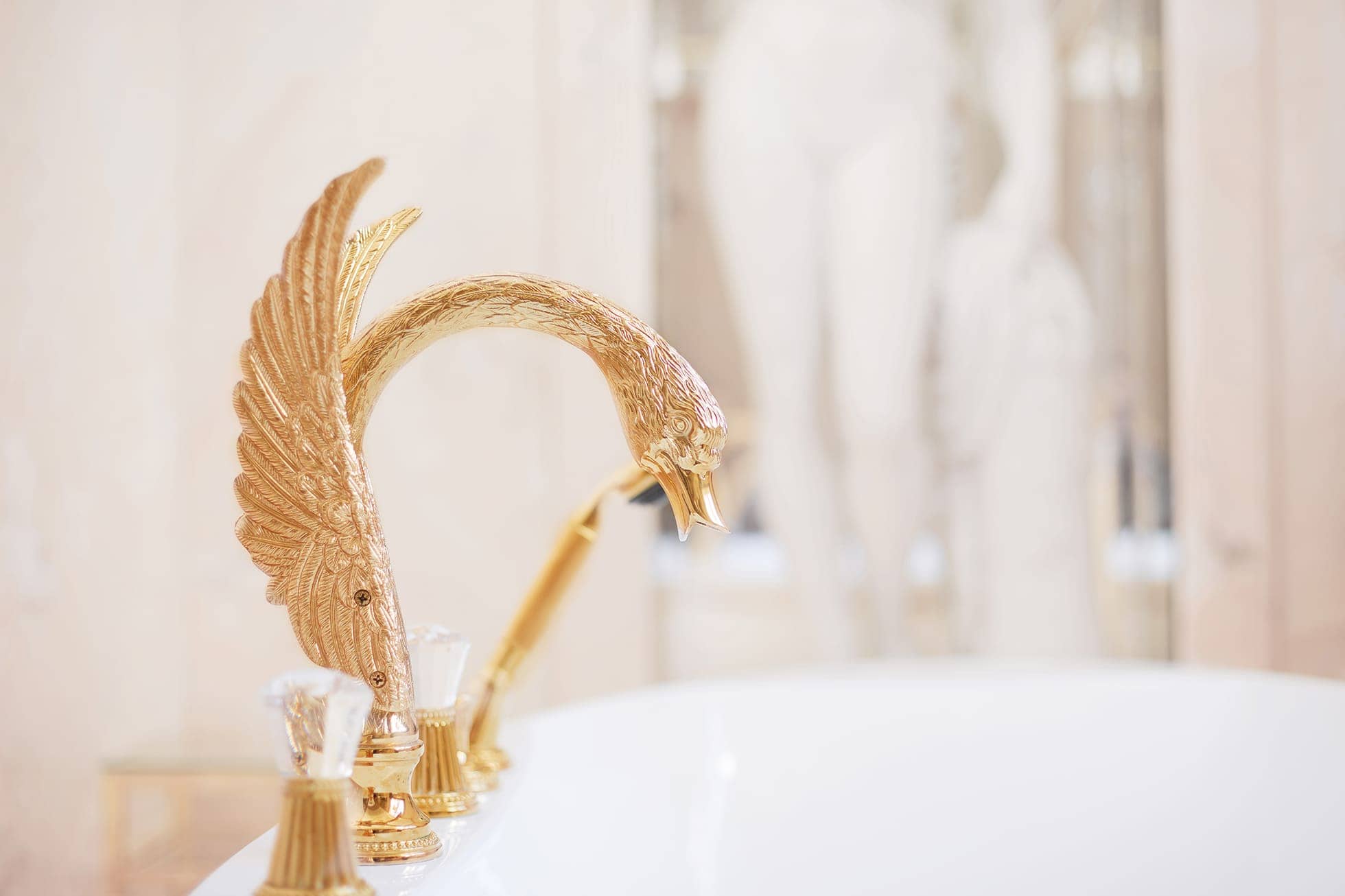Living Hotel De Medici Kurfürstensuite Badewannenarmatur Goldener Schwanen-Wasserhahn