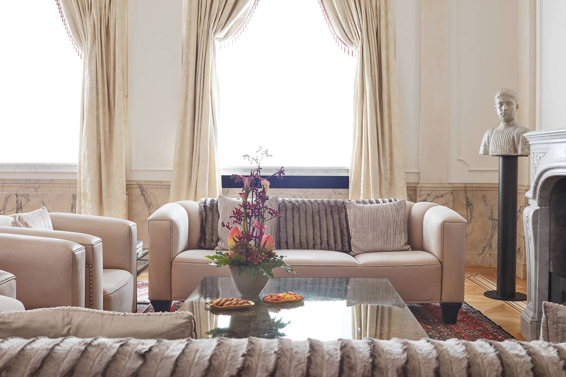 Living Hotel De Medici Kurfürstensuite Wohnzimmer Couchbereich in der Hotelsuite