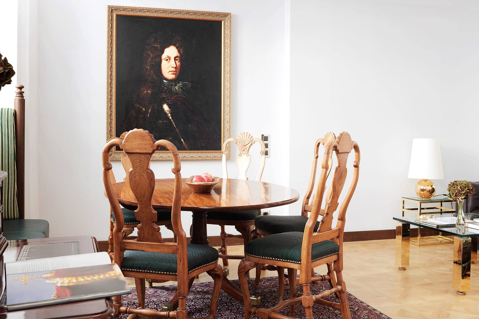 Living Hotel De Medici Maisonette Essbereich Esstisch mit Gemälde
