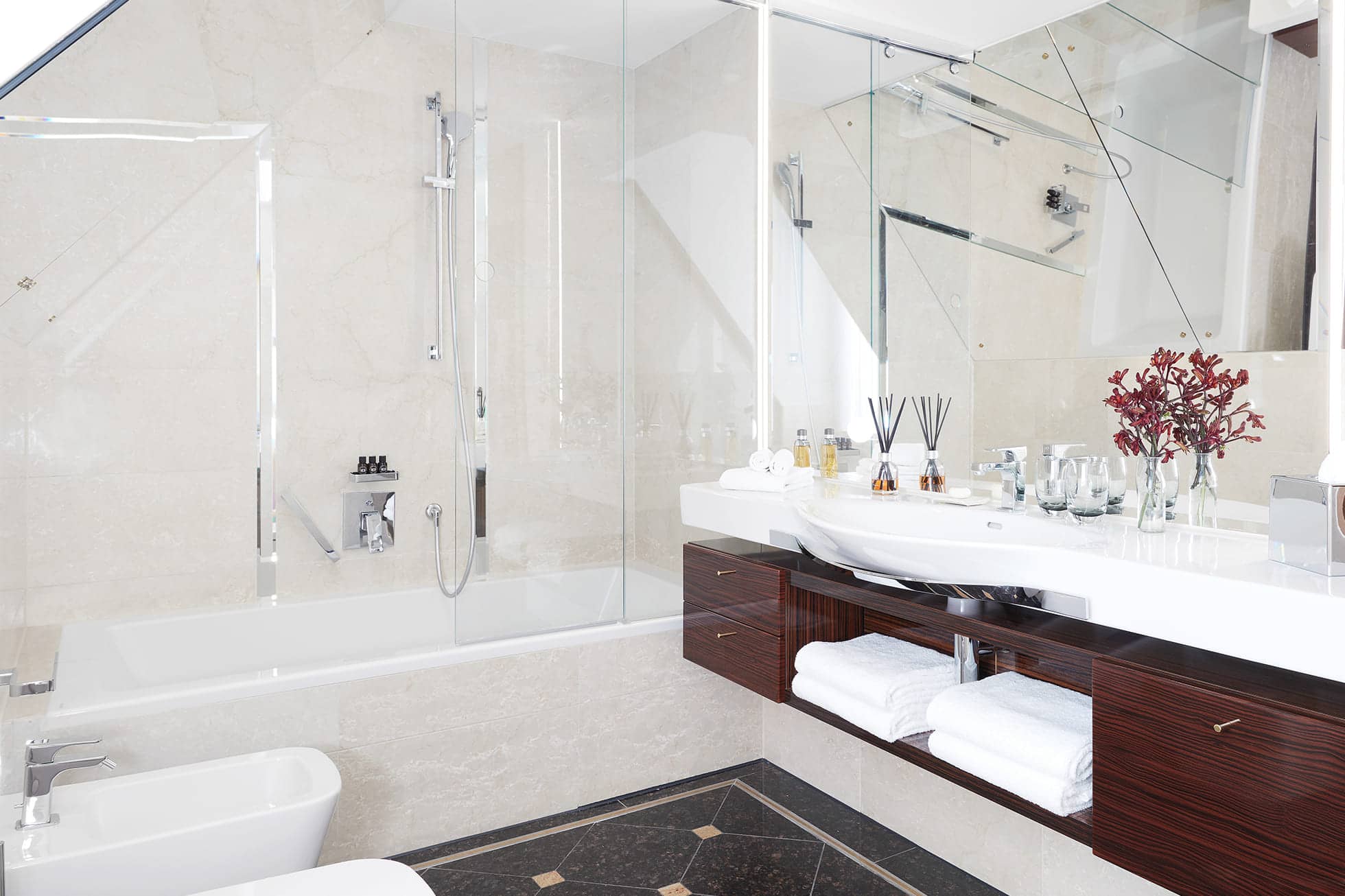 Living Hotel De Medici Turm Suite Badezimmer Bad mit Fragrance Sticks