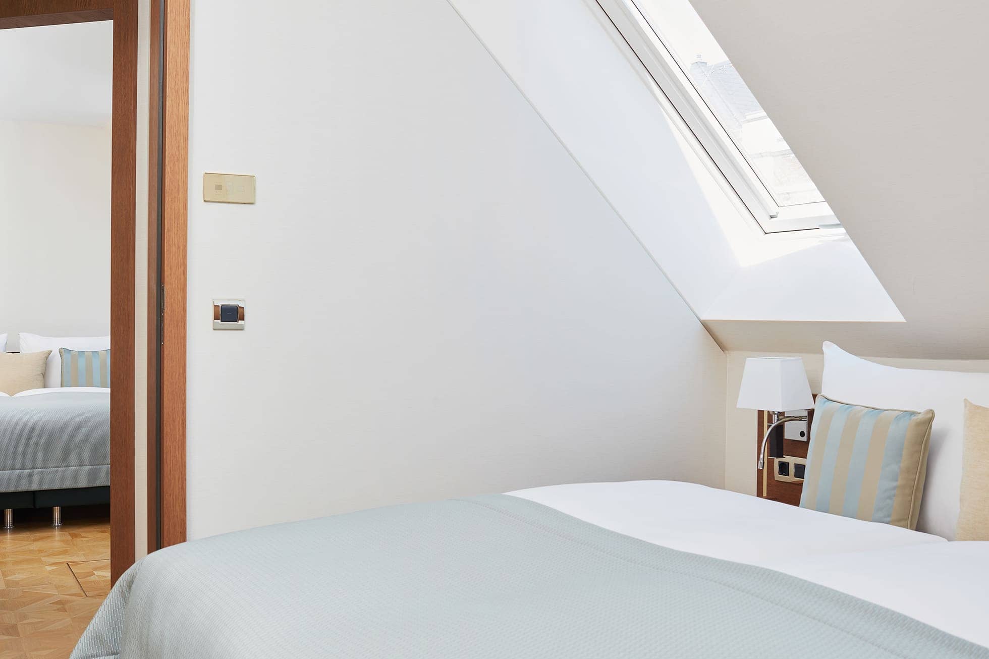 Living Hotel De Medici Turm Suite Doppelbett Doppelbett mit Dachfenster