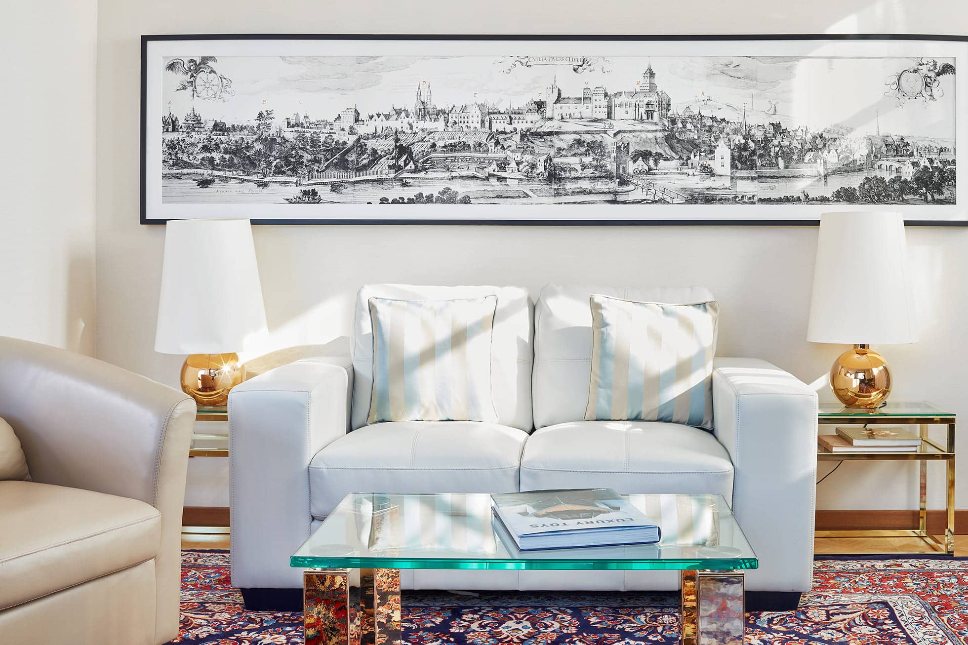 Living Hotel De Medici Turm Suite Sofa Couch mit Sofatisch