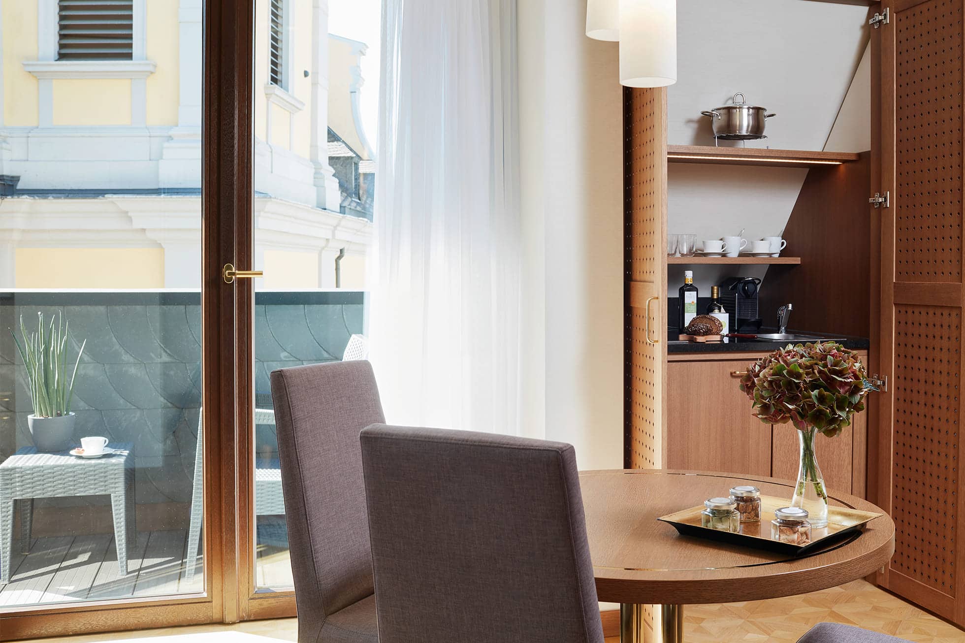 Living Hotel De Medici Turm Suite Kitchenette Koch- und Essbereich in der Suite