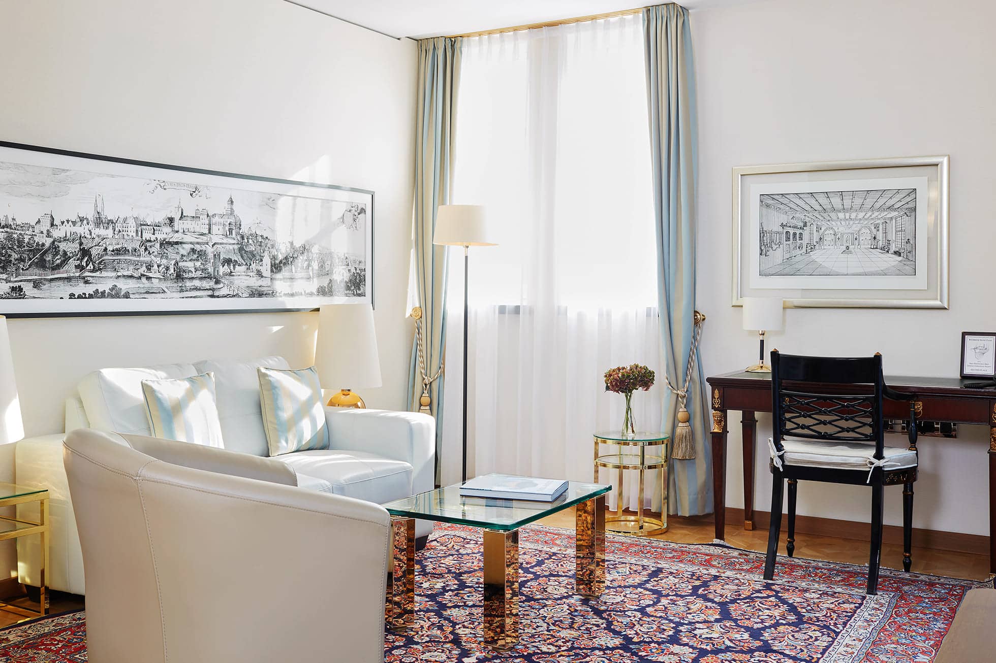 Living Hotel De Medici Turm Suite Wohnzimmer Pult und Sitzbereich
