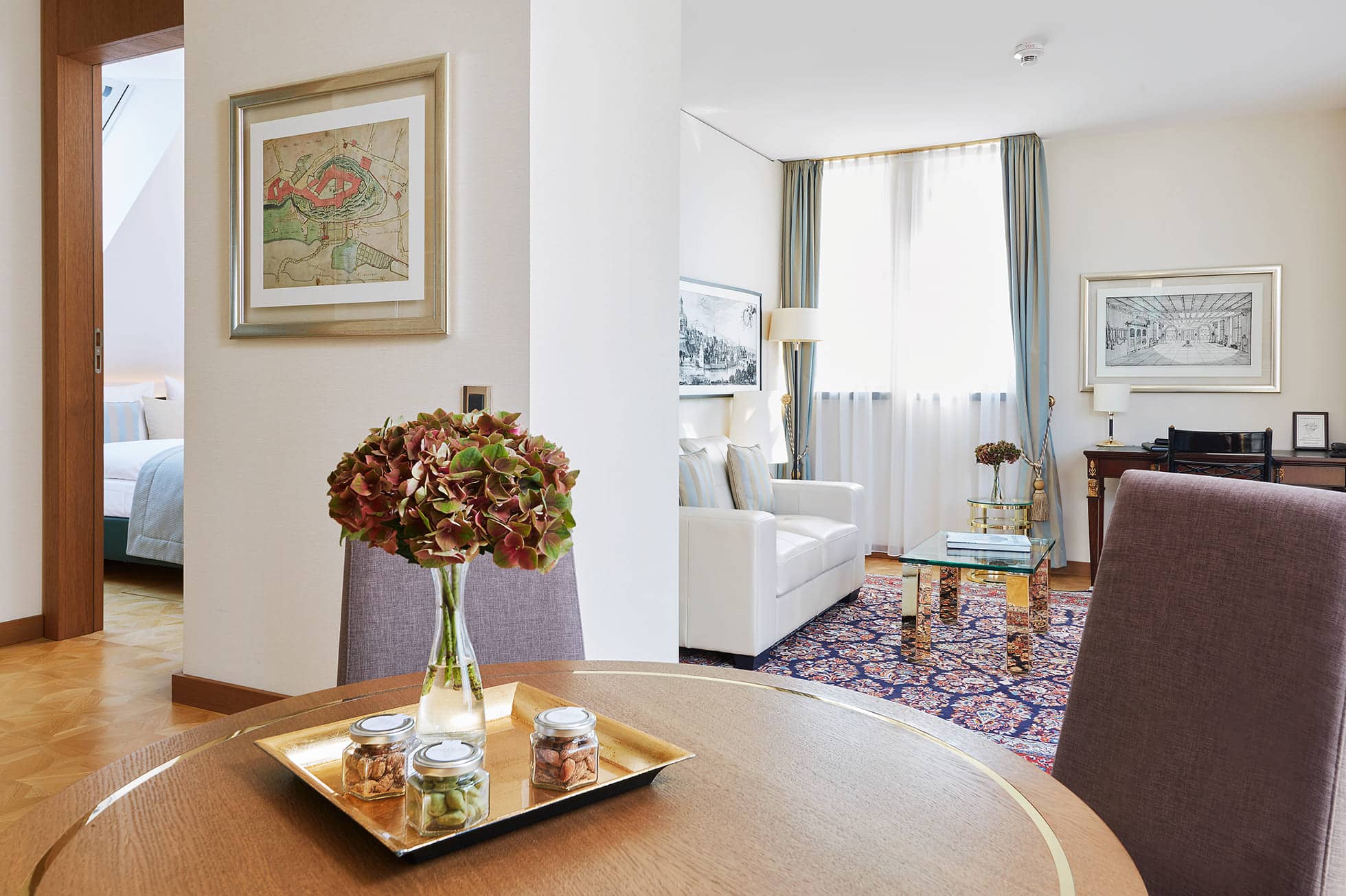 Living Hotel De Medici Turm Suite Einblick in die Düsseldorfer Turm Suite