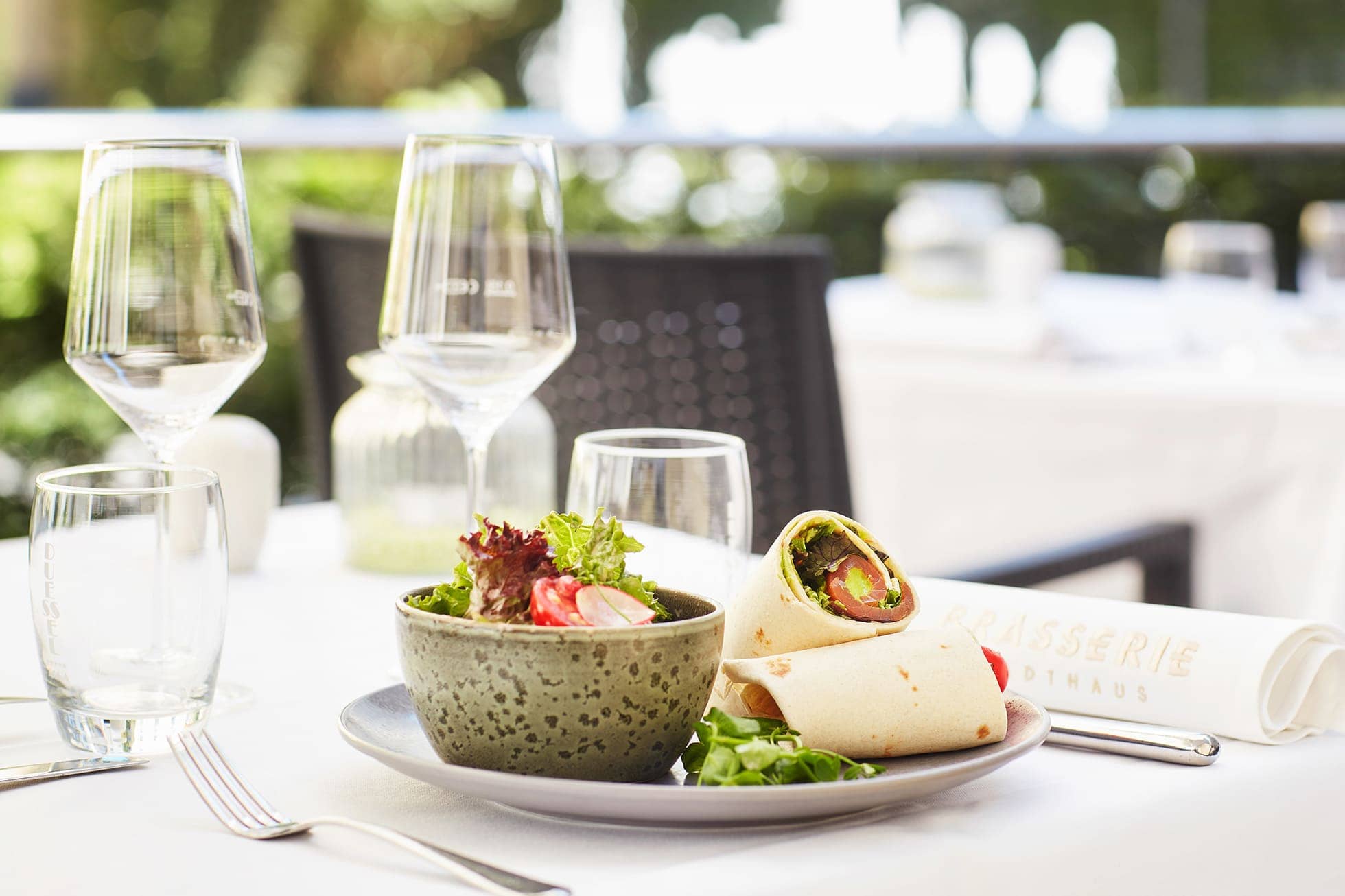 Living Hotel De Medici Restaurant Terrasse Wraps auf einem gedeckten Tisch