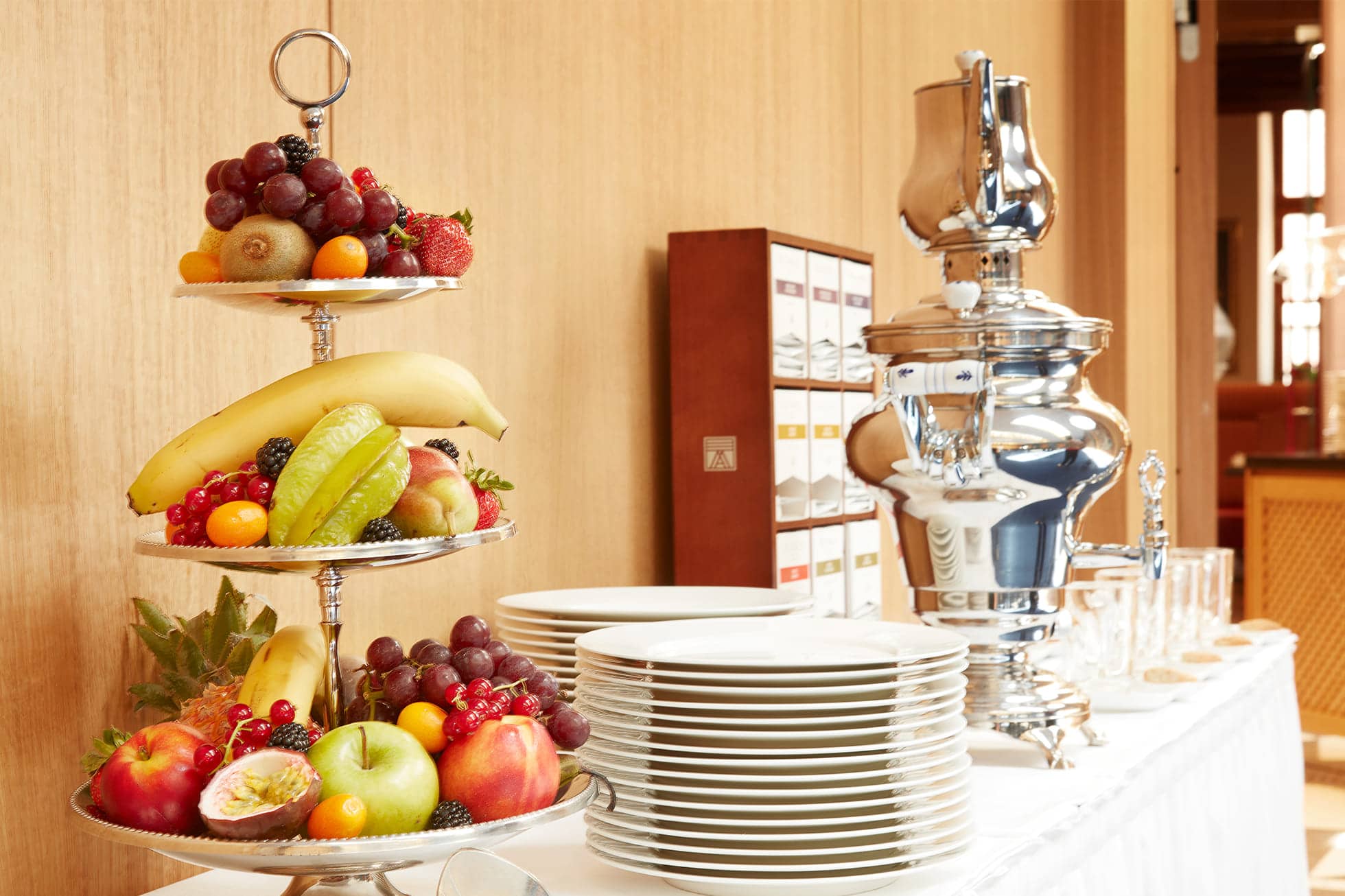 Living Hotel De Medici Buffet bei Veranstaltungen Obst Etagere und Teespender