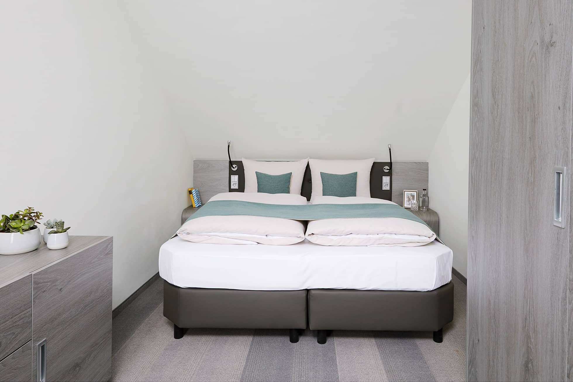Living Hotel Appartments Johann Wolfgang Business Plus Schlafzimmer Doppelbett mit Blauer Tagesdecke