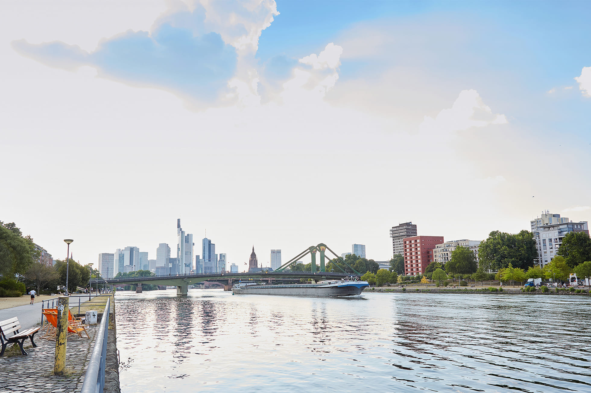 Hotspots in Frankfurt Blick auf Hochhäuser in Frankfurt vor dem Fluss