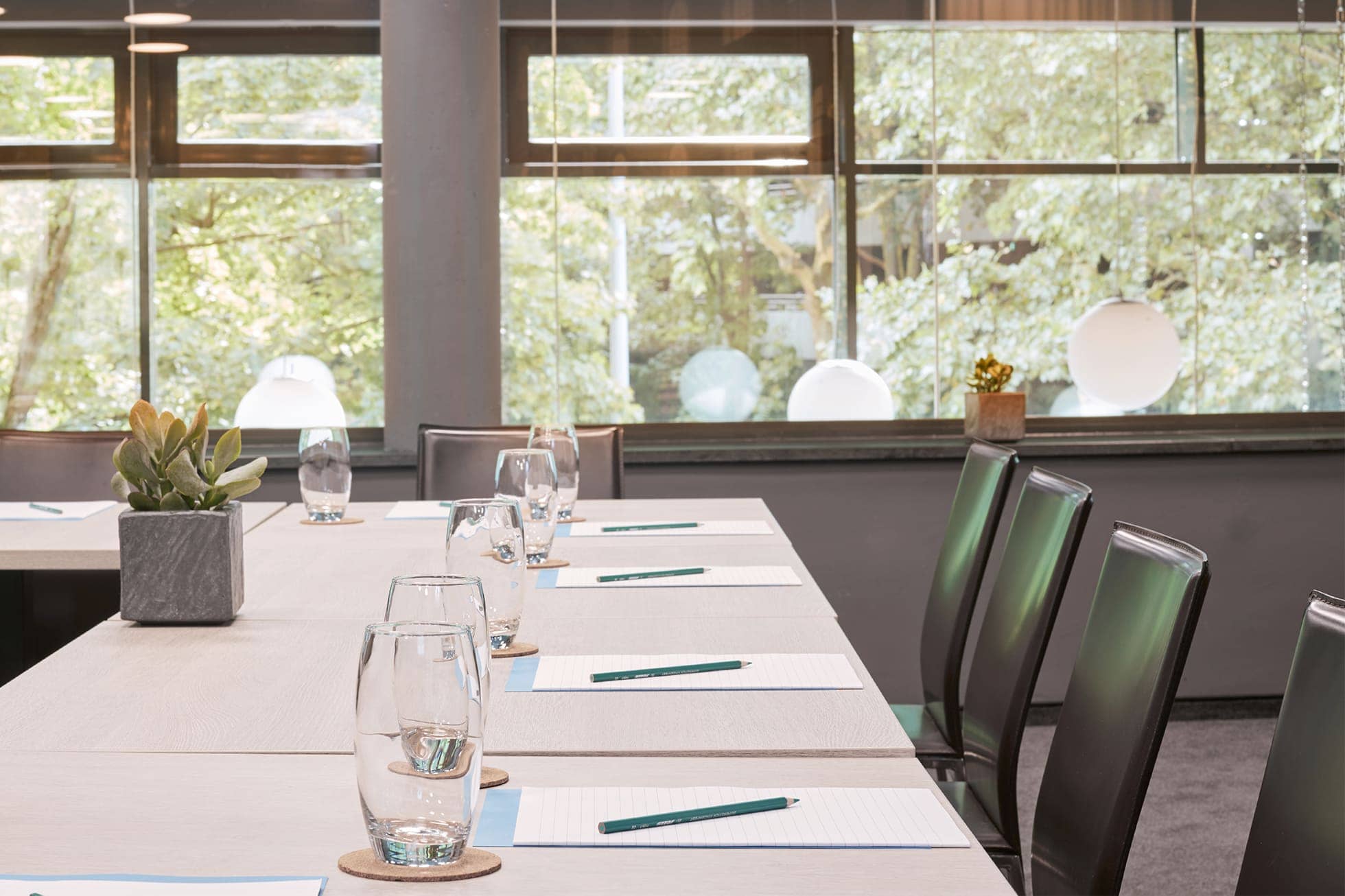 Living Hotel Frankfurt Meeting Raum Mit Block und Stift ausgestattete Sitzplätze