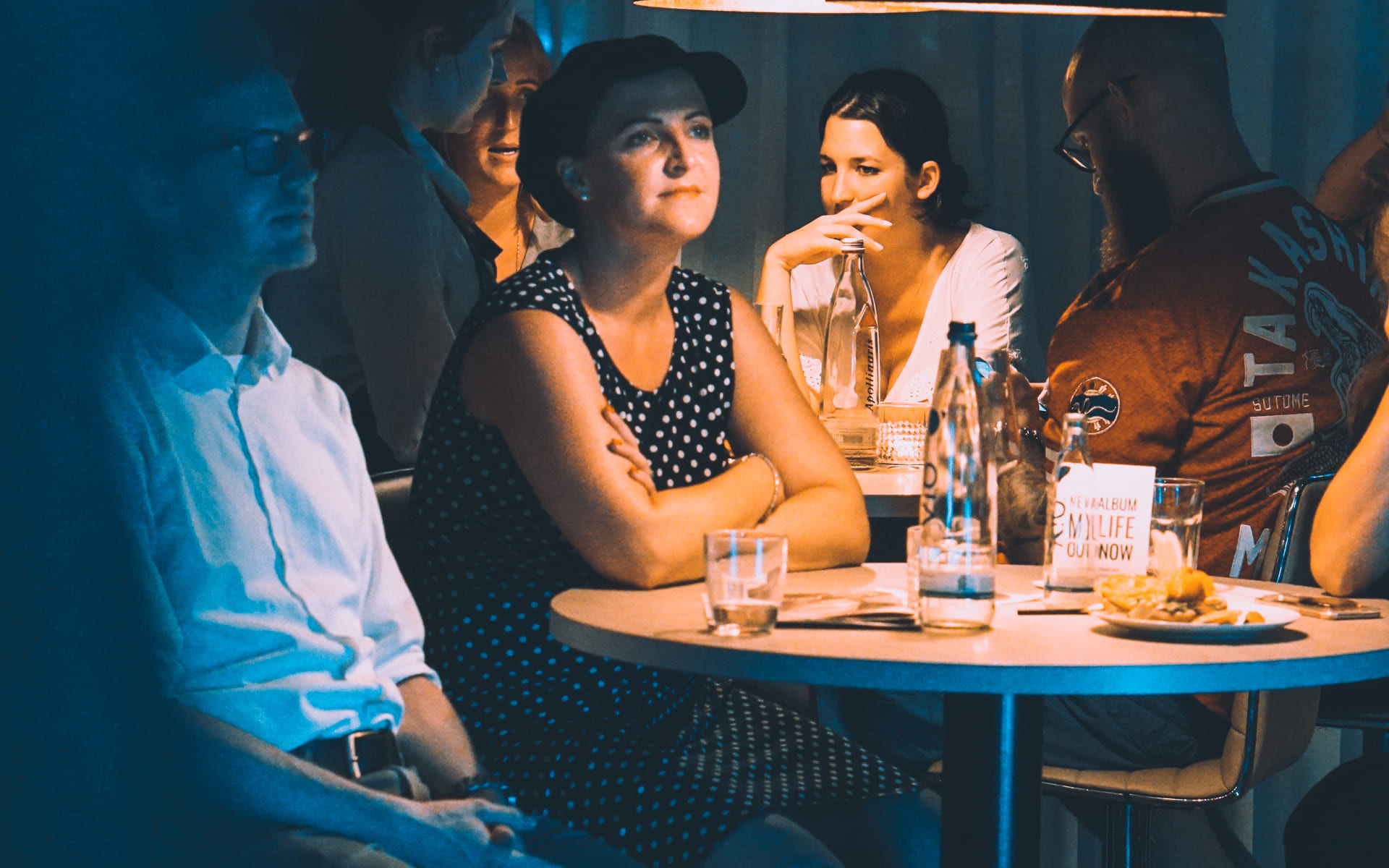 Hotelquiz Living Room Event nachdenkende Menschen am Tisch im Living Room