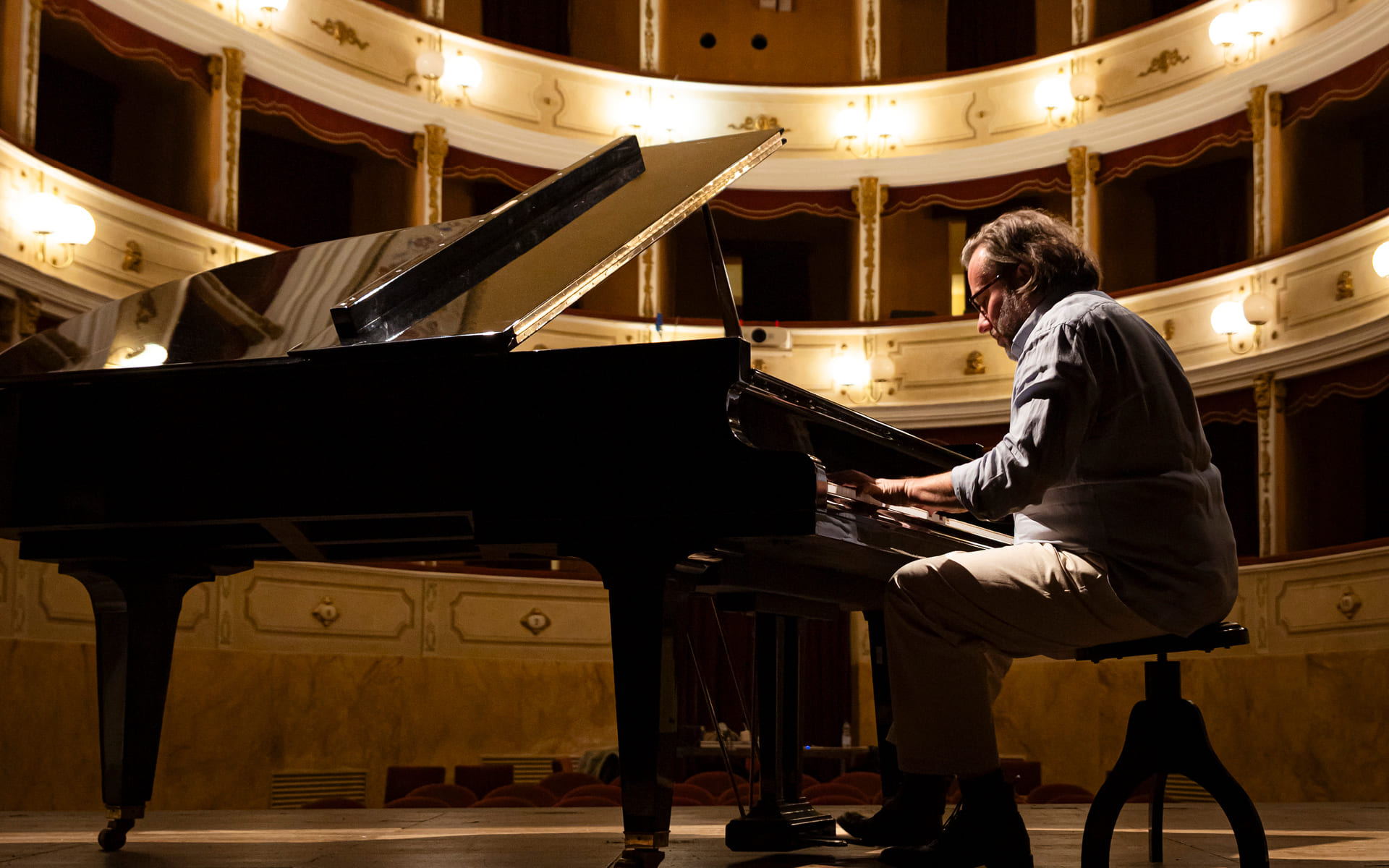 The Living Classic Pianist am Klavier