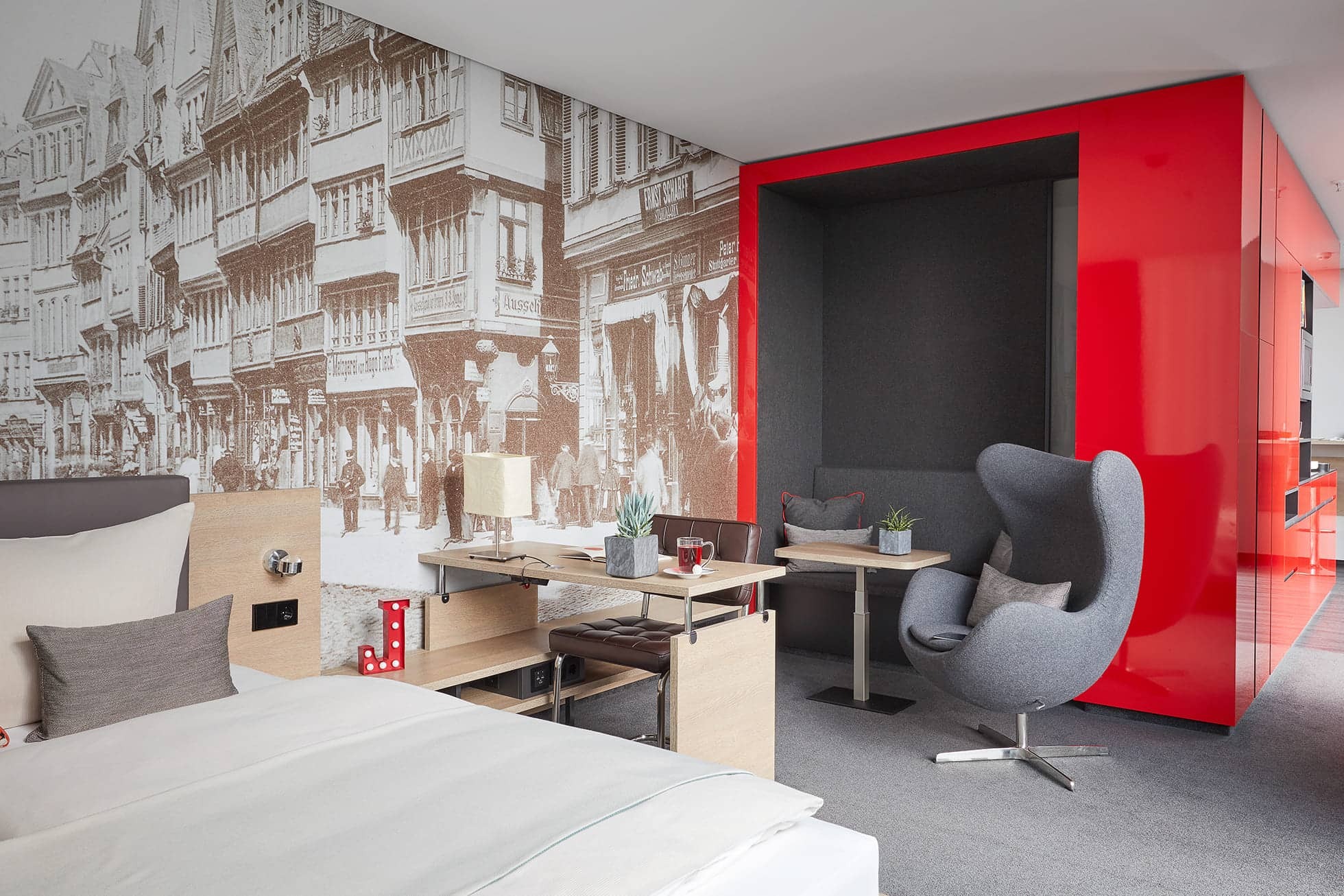 Living Hotel Frankfurt Business Hotel Zimmer mit Sessel und Bett