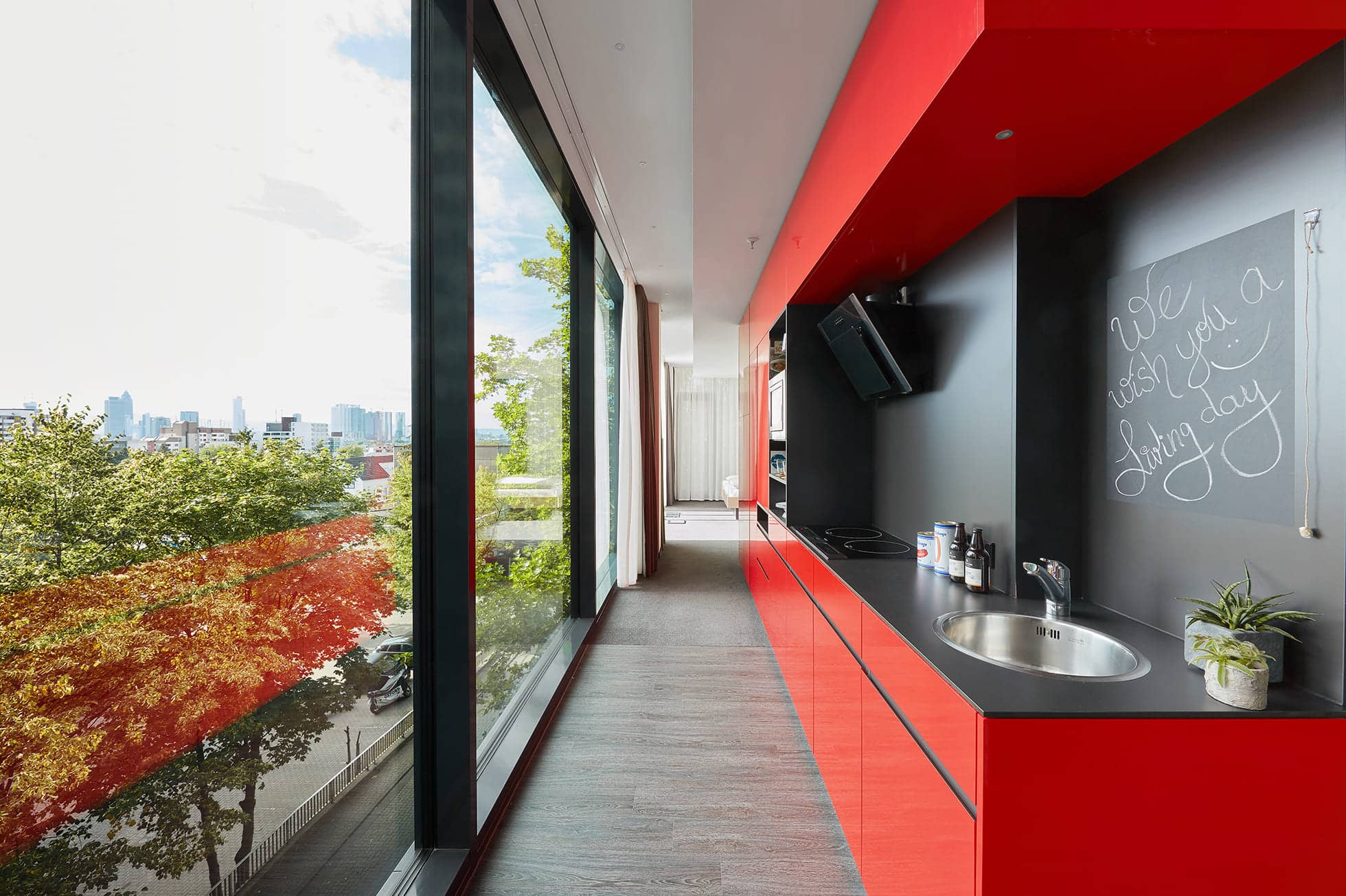 Living Hotel Frankfurt Longstay Kitchenette mit großem Fenster