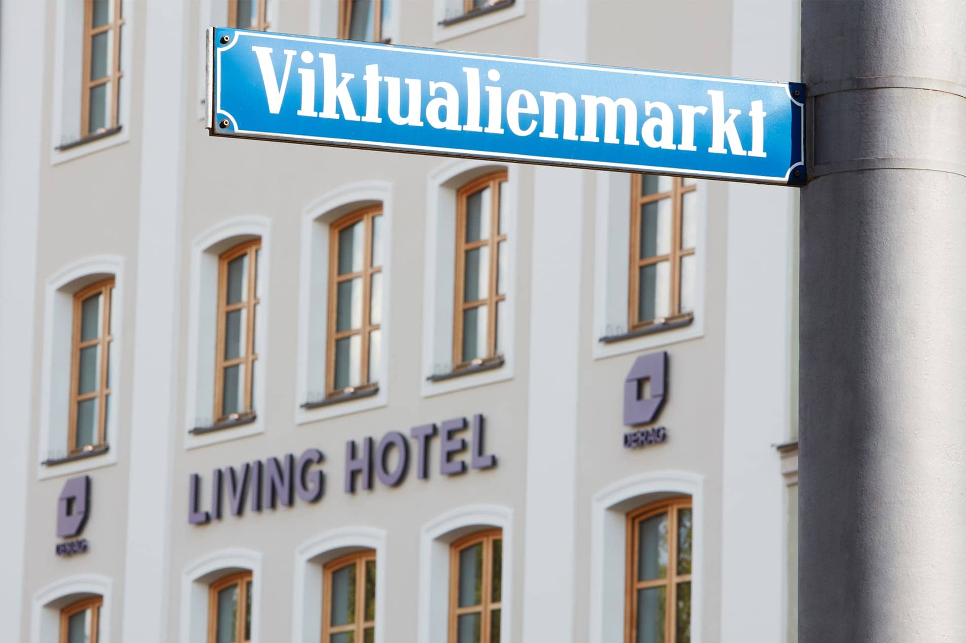 Living Hotel Das Viktualienmarkt Location Straßenschild in Hotelnähe