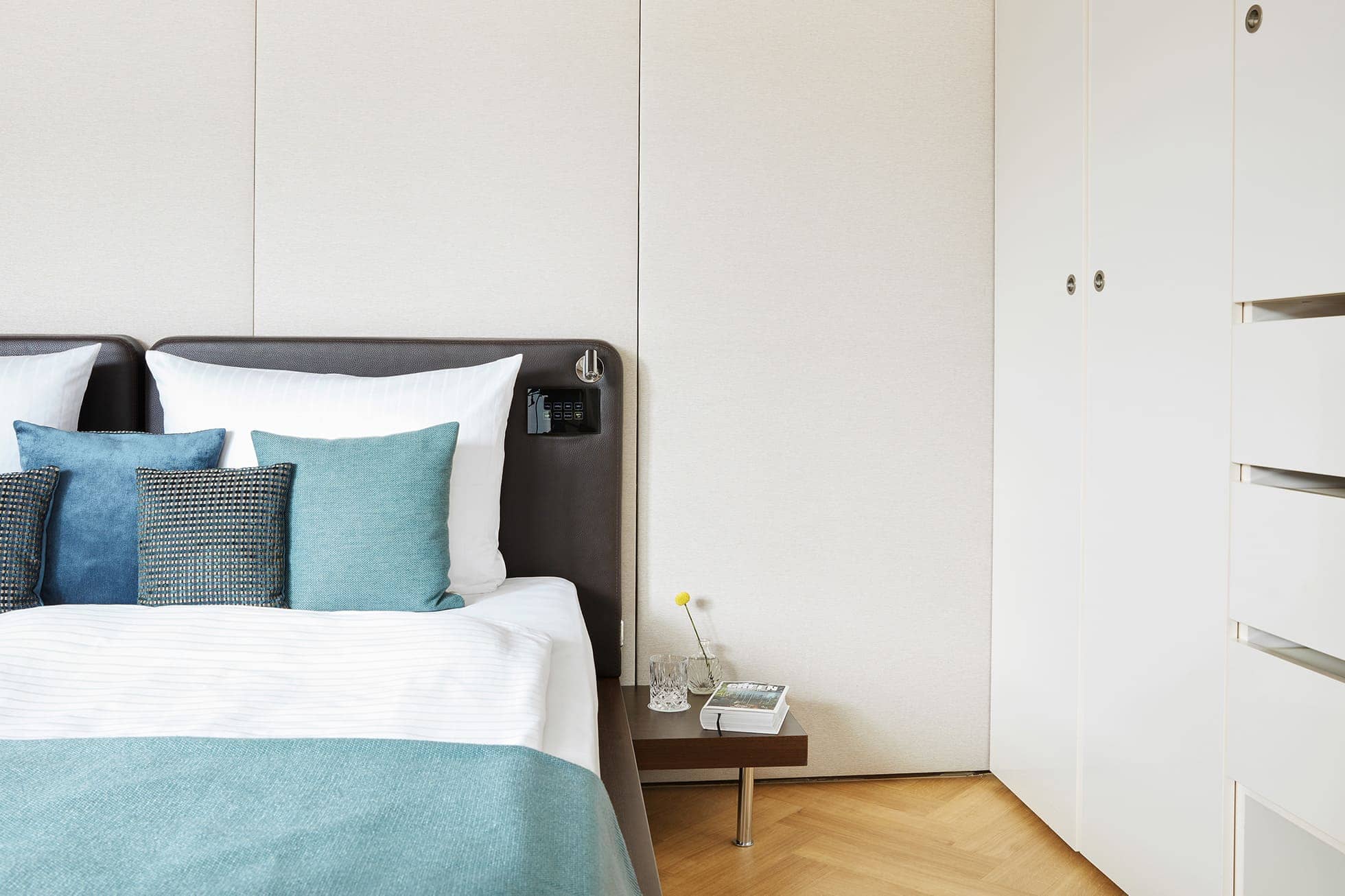 Living Hotel Das Viktualienmarkt Business Plus Bett Bett und Kleiderschrank im Hotelzimmer