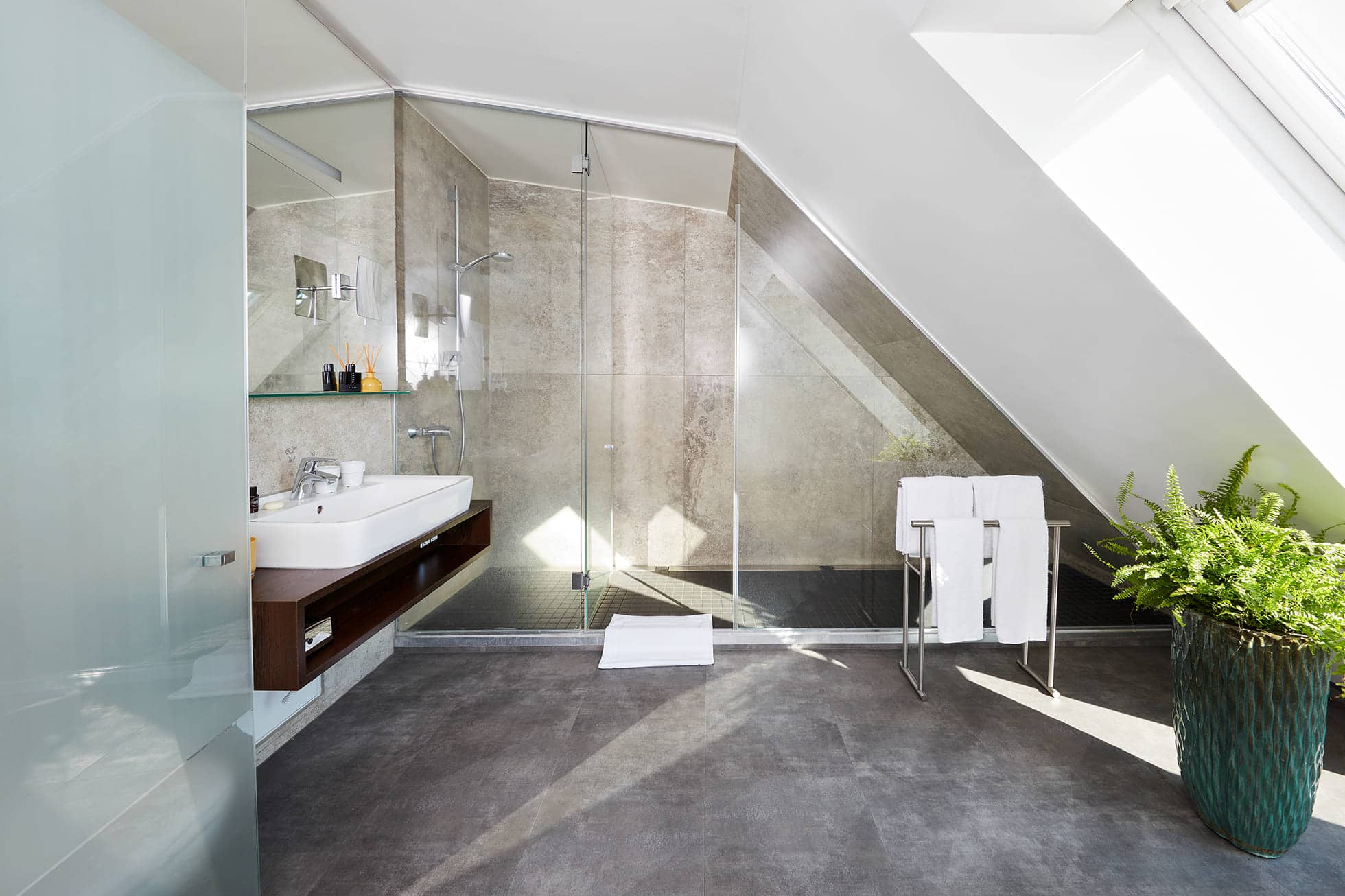 Living Hotel Das Viktualienmarkt Junior Suite Badezimmer Großzügiges Badezimmer im Herzen Münchens