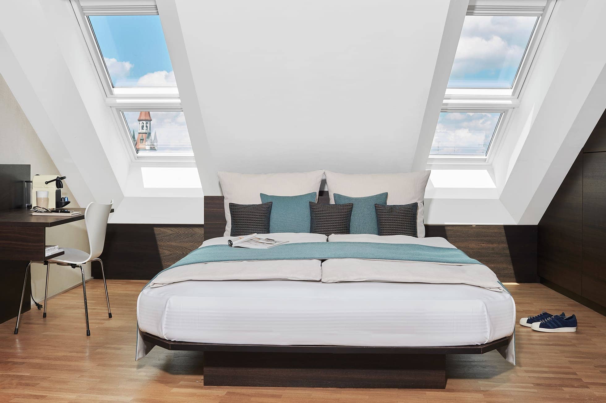 Living Hotel Das Viktualienmarkt Junior Suite Bett Hotelzimmer Mitten in München