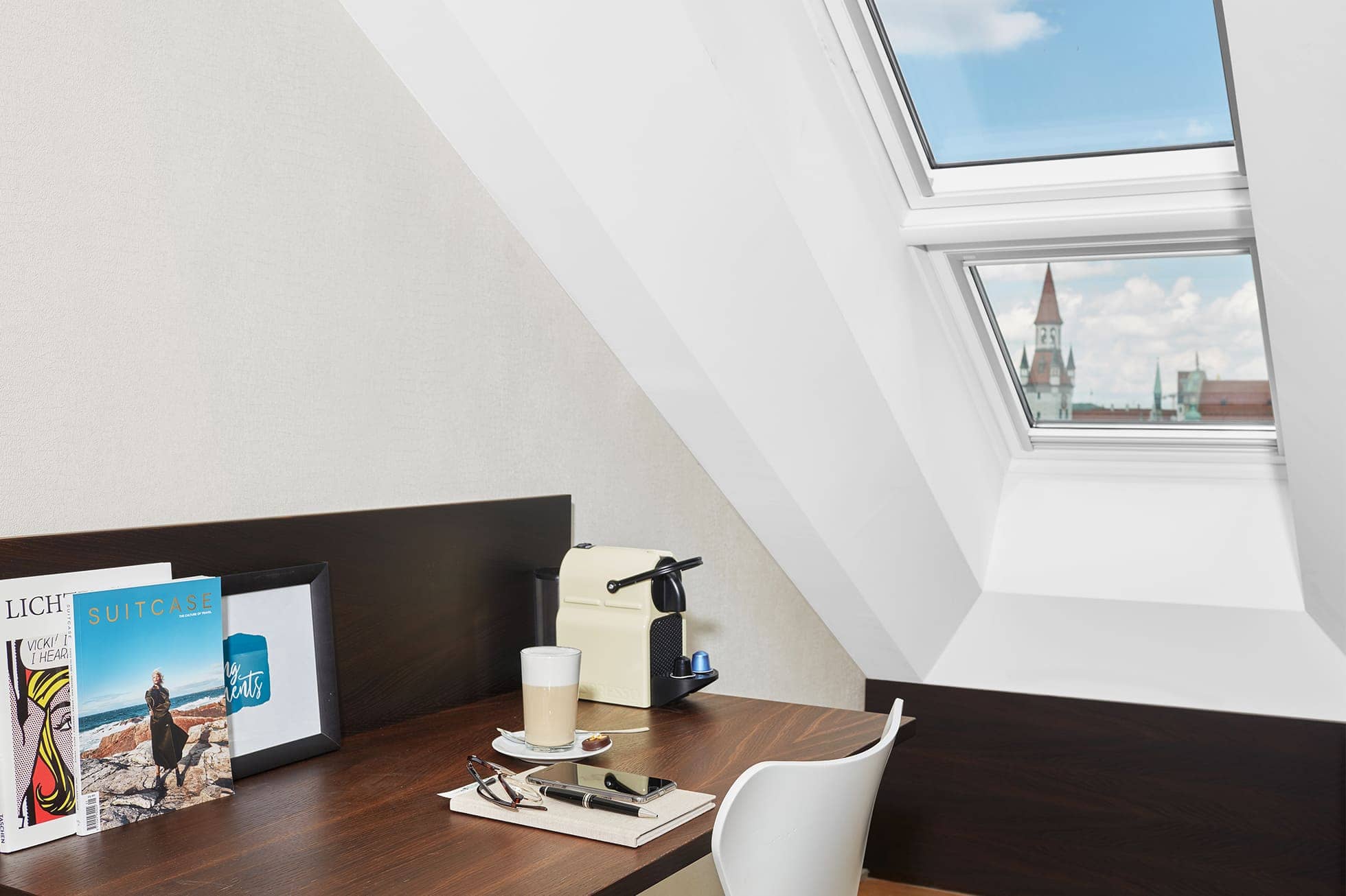 Living Hotel Das Viktualienmarkt Junior Suite Dachgeschoss Arbeitsplatz mit Dachfenster
