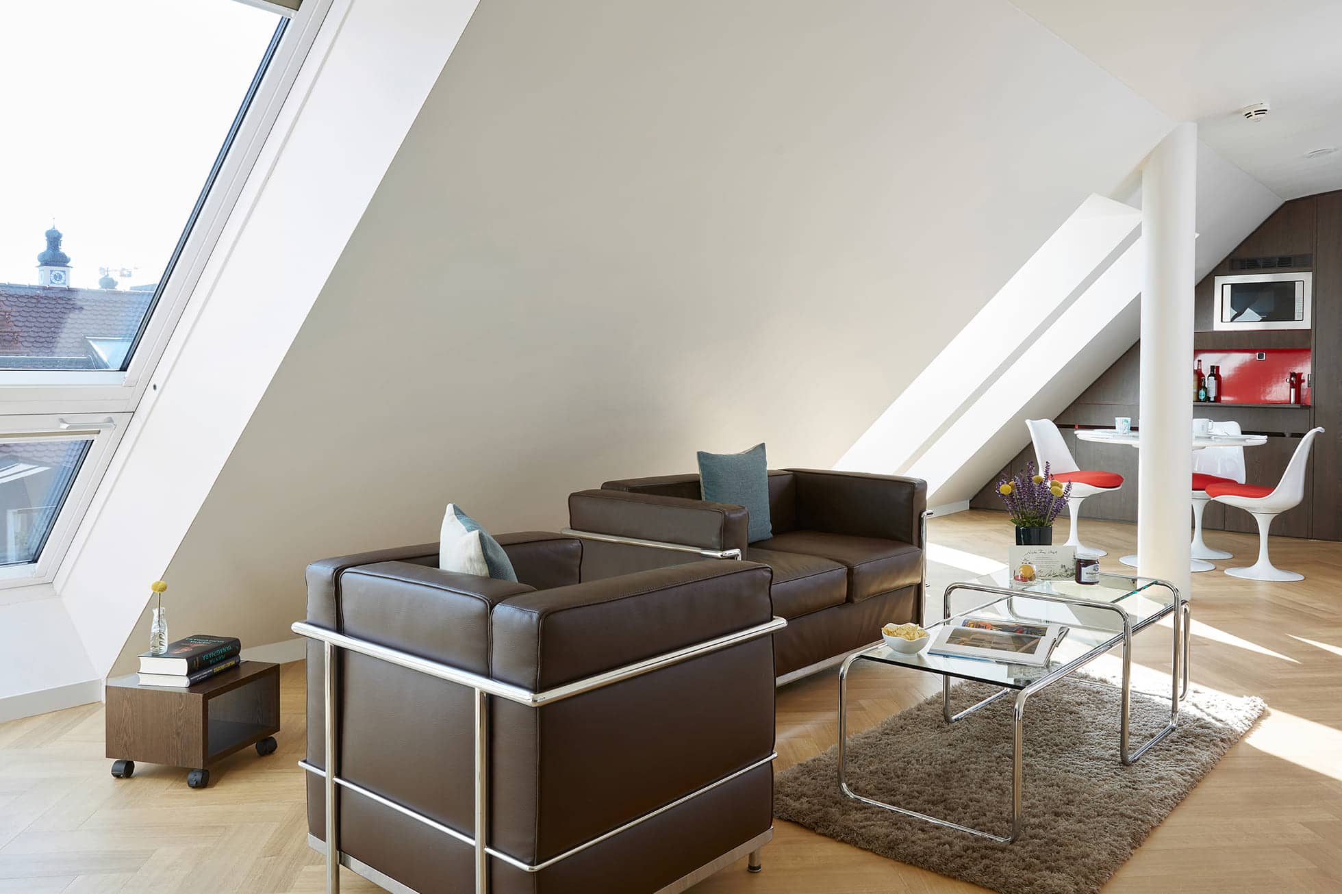 Living Hotel Das Viktualienmarkt Junior Suite Wohnbereich Sitzbereich in der Hotelsuite