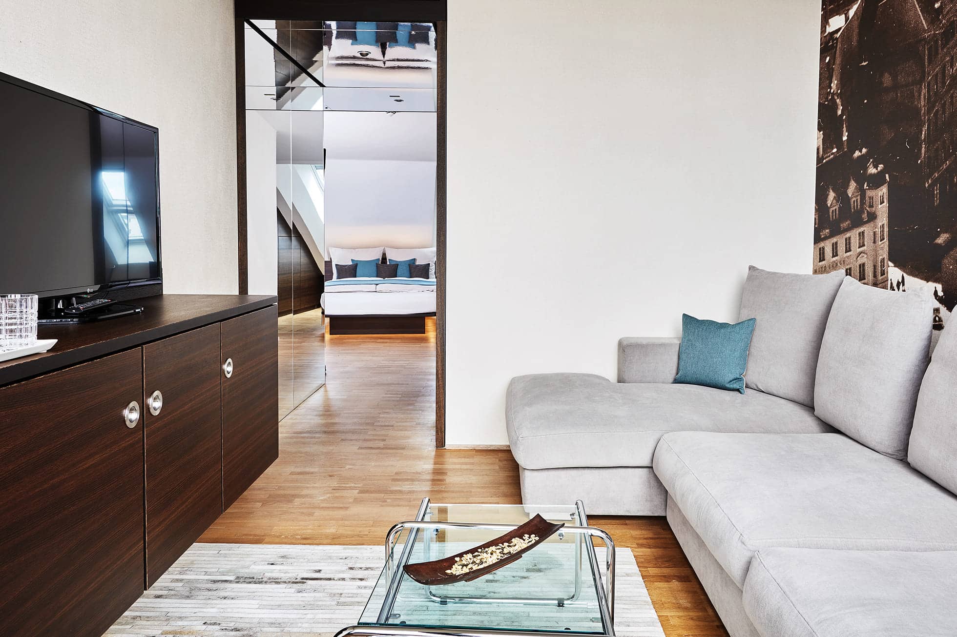 Living Hotel Das Viktualienmarkt Junior Suite Wohnen Couch in der Hotelsuite