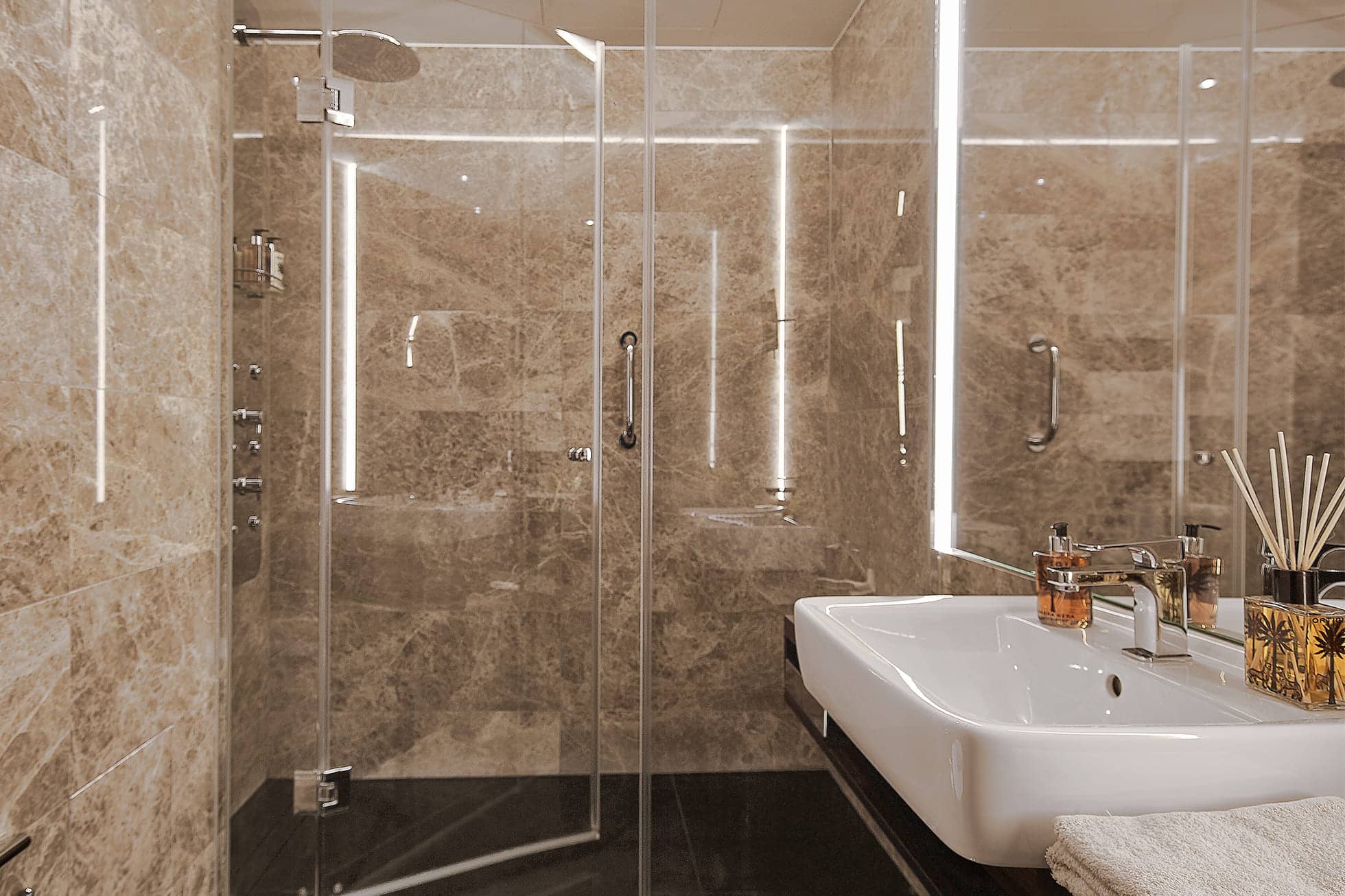 Living Hotel Das Viktualienmarkt Superior Badezimmer Große Dusche im Serviced Apartment