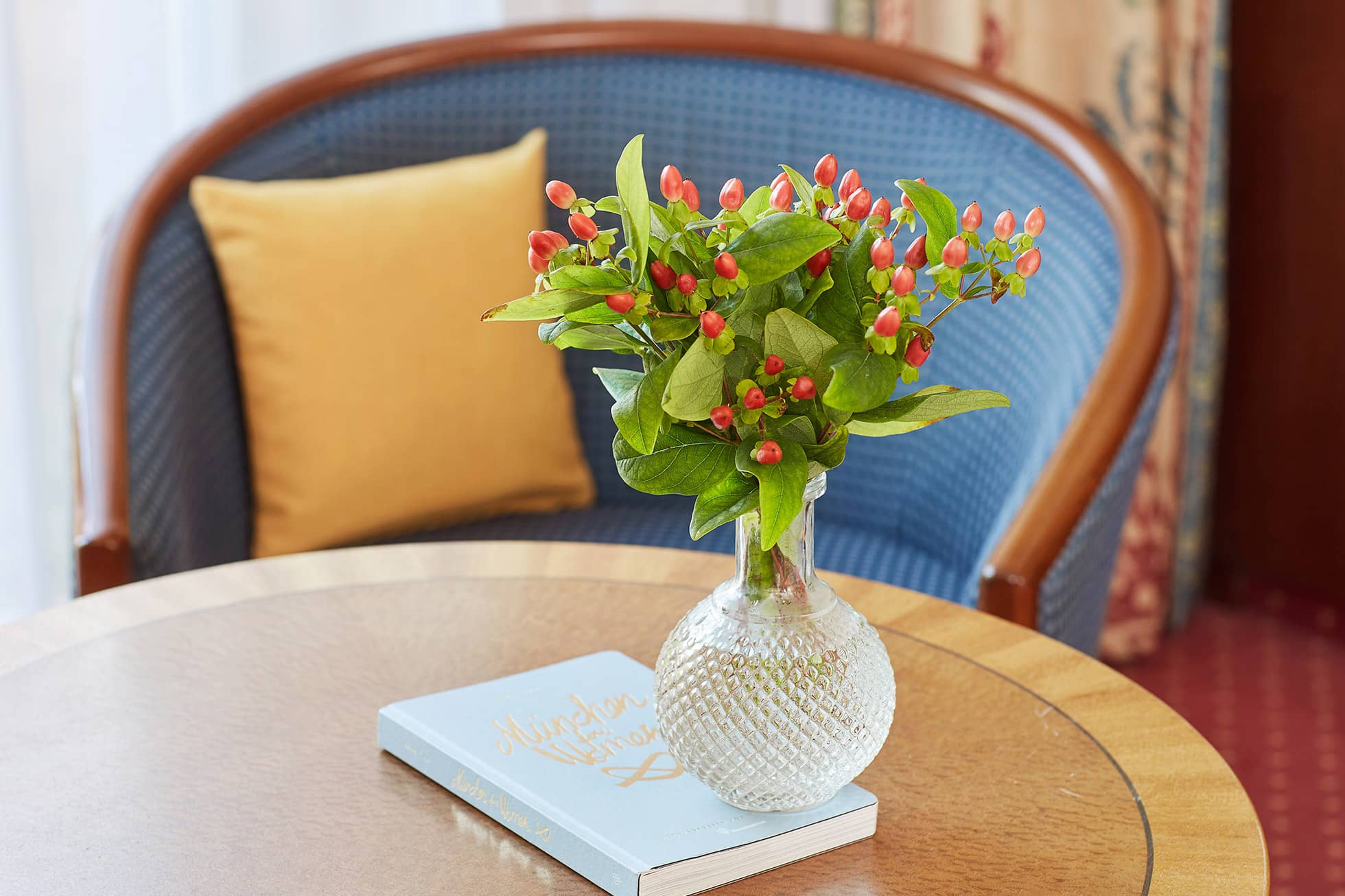 Living Hotel Prinzessin Elisabeth Doppel Tisch mit Buch und Blumen