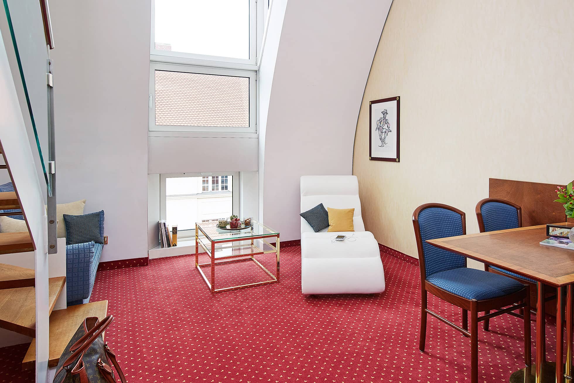 Living Hotel Prinzessin Elisabeth Maisonette Fenster Lounge Stuhl im Hotelzimmer in München