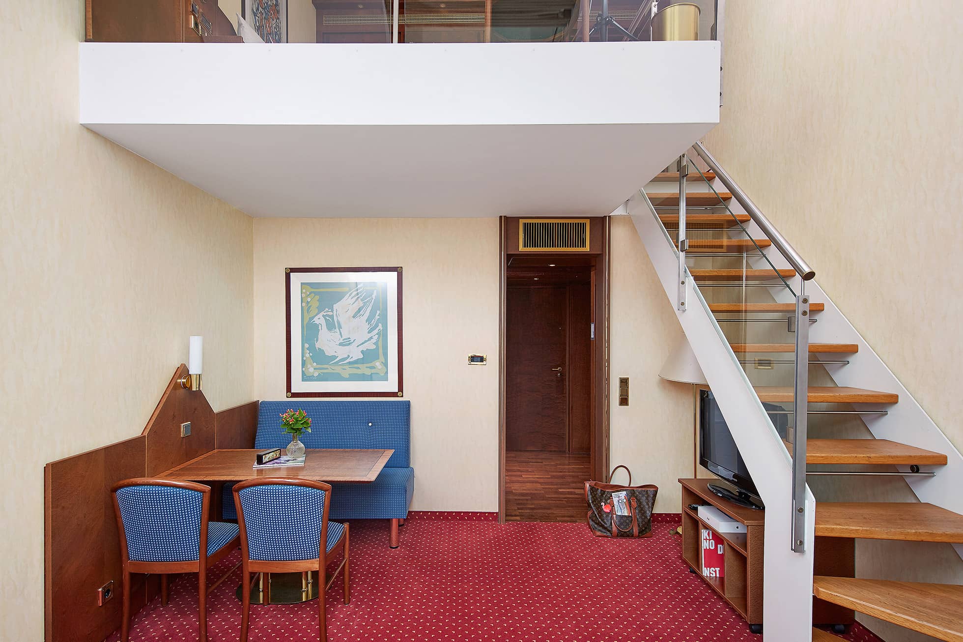 Living Hotel Prinzessin Elisabeth Maisonette Treppe im Apartmentzimmer