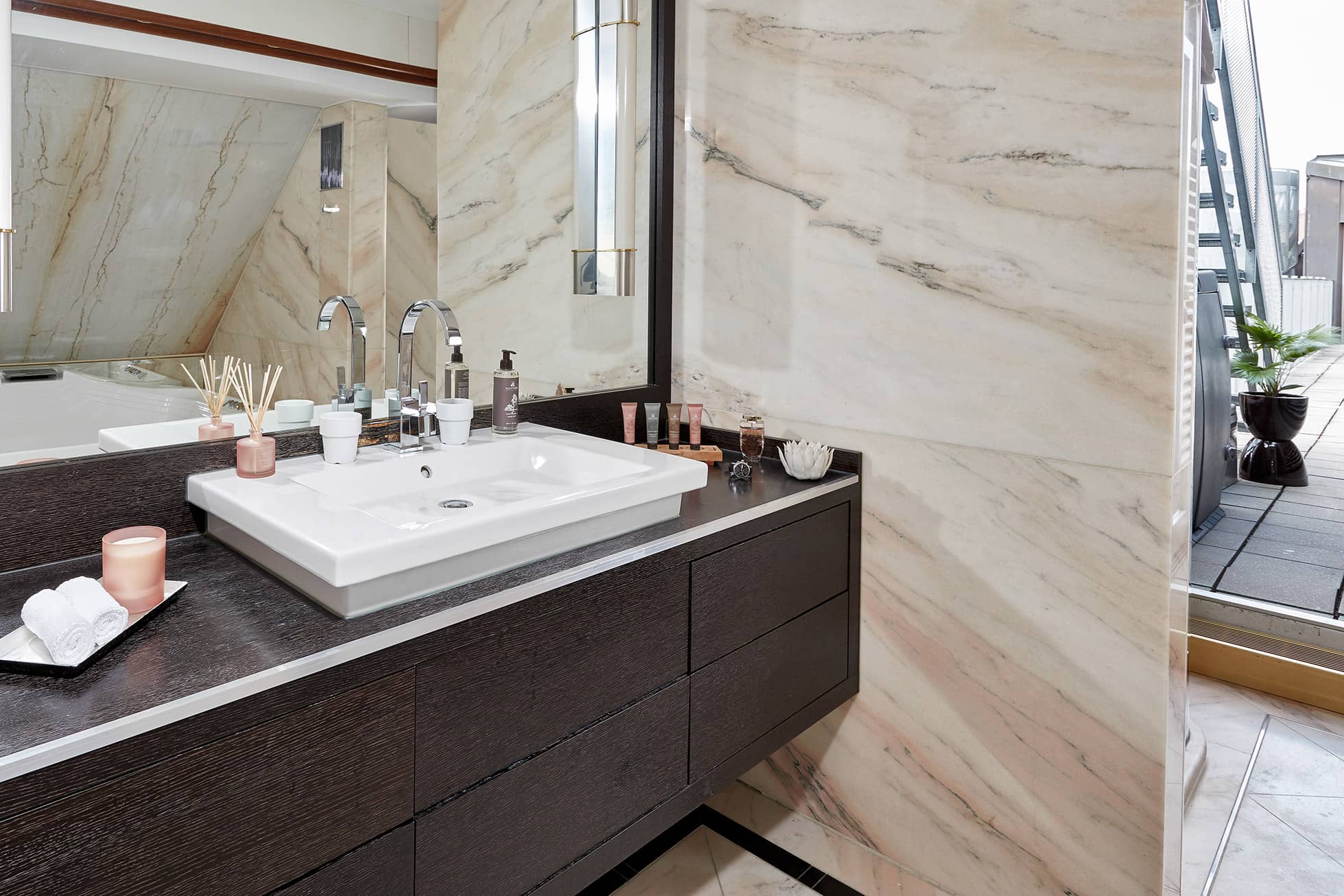 Living Hotel Prinzessin Elisabeth Penthouse Suite Bad Waschbecken in der Hotelsuite