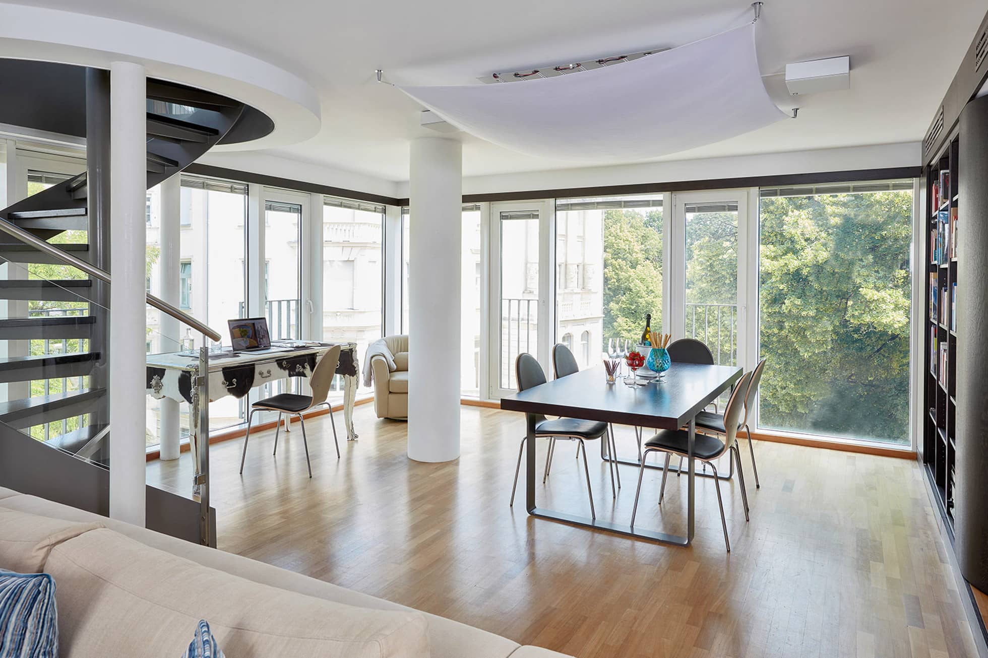 Living Hotel Prinzessin Elisabeth Penthouse Suite Essbereich Wendeltreppe im Hotelzimmer