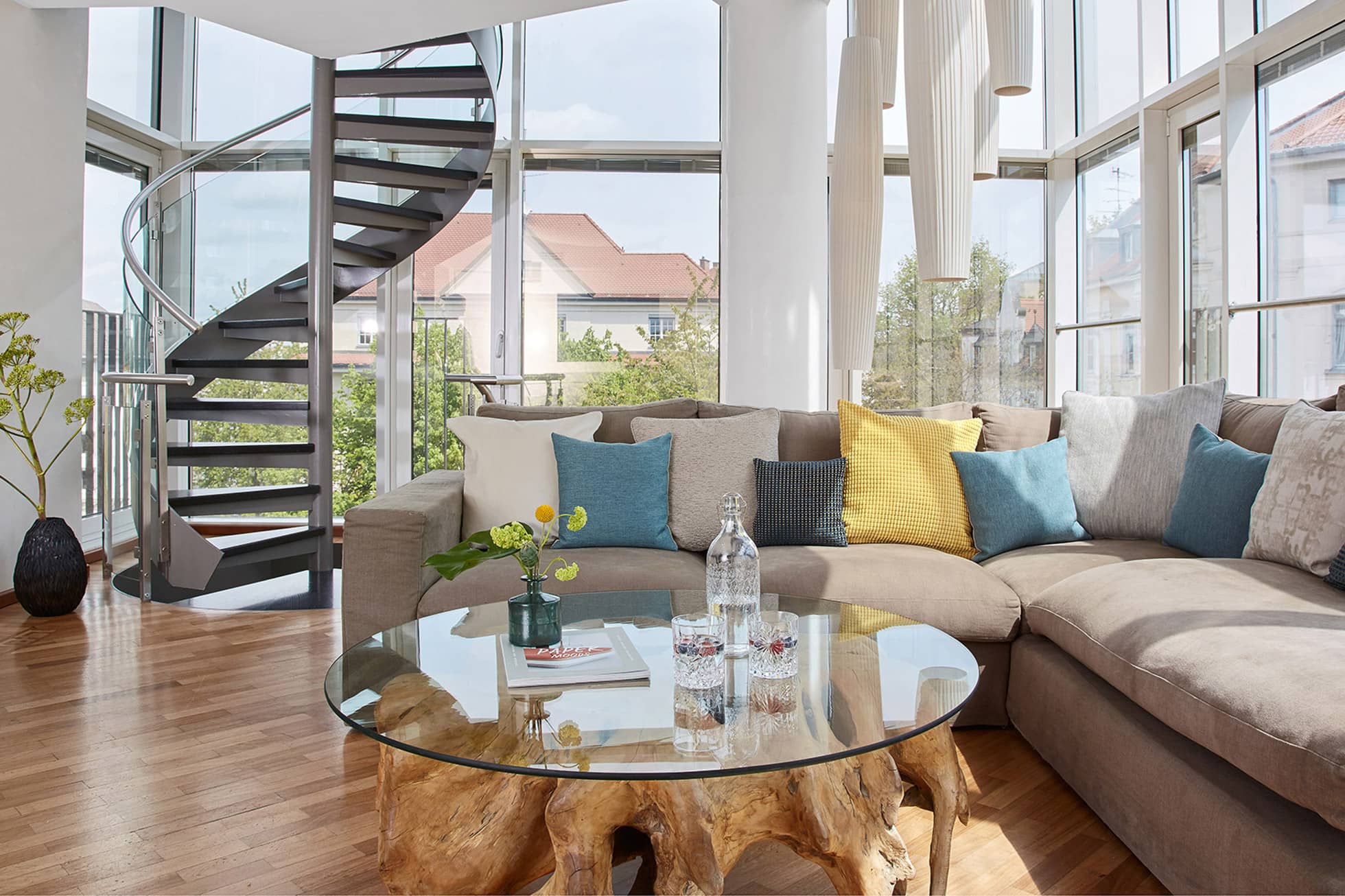Living Hotel Prinzessin Elisabeth Penthouse Suite Wohnraum Couch in der Suite des Aparthotels
