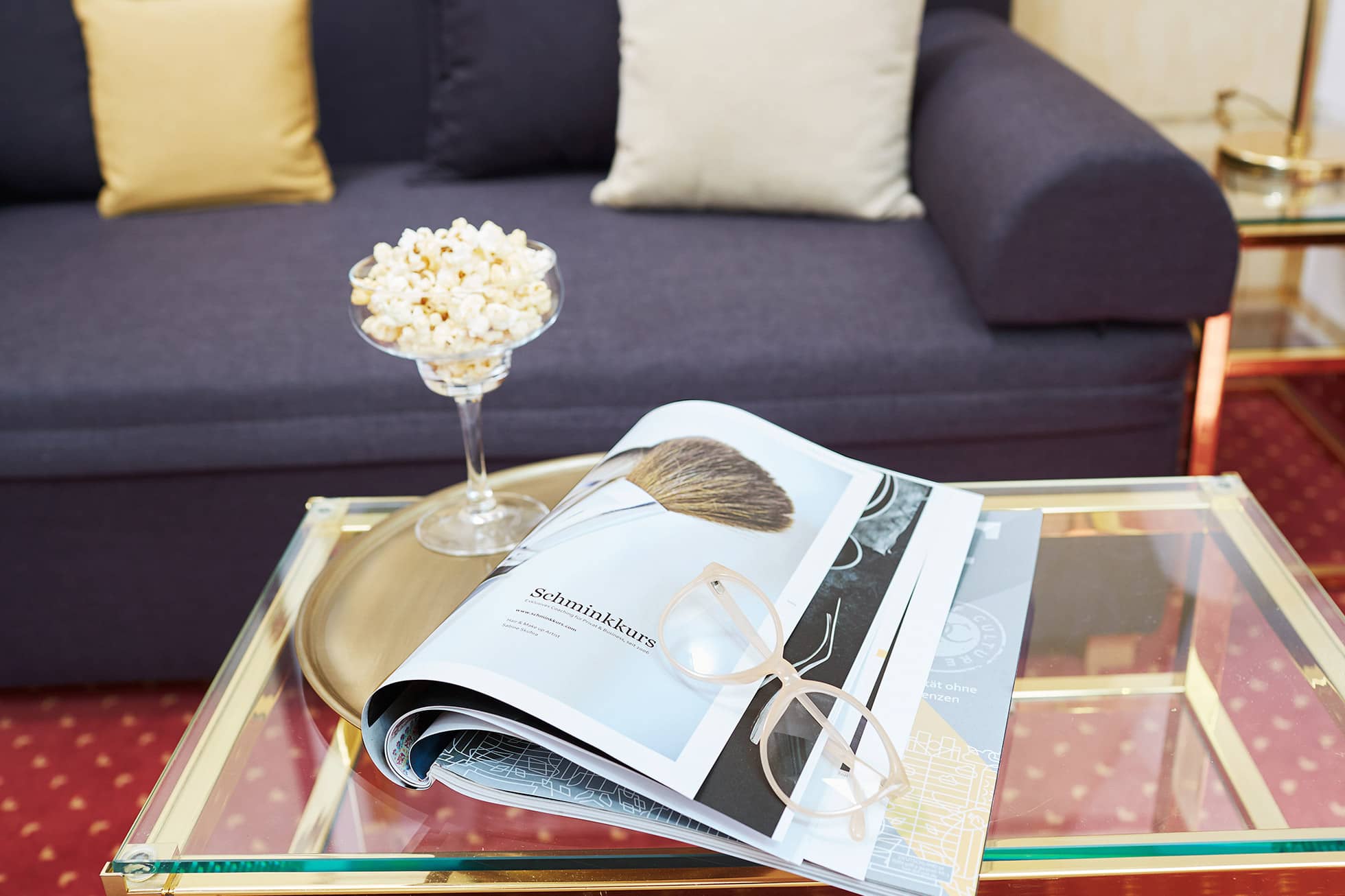 Living Hotel Prinzessin Elisabeth Superior Maisonette Couchtisch Tisch mit Prospekt