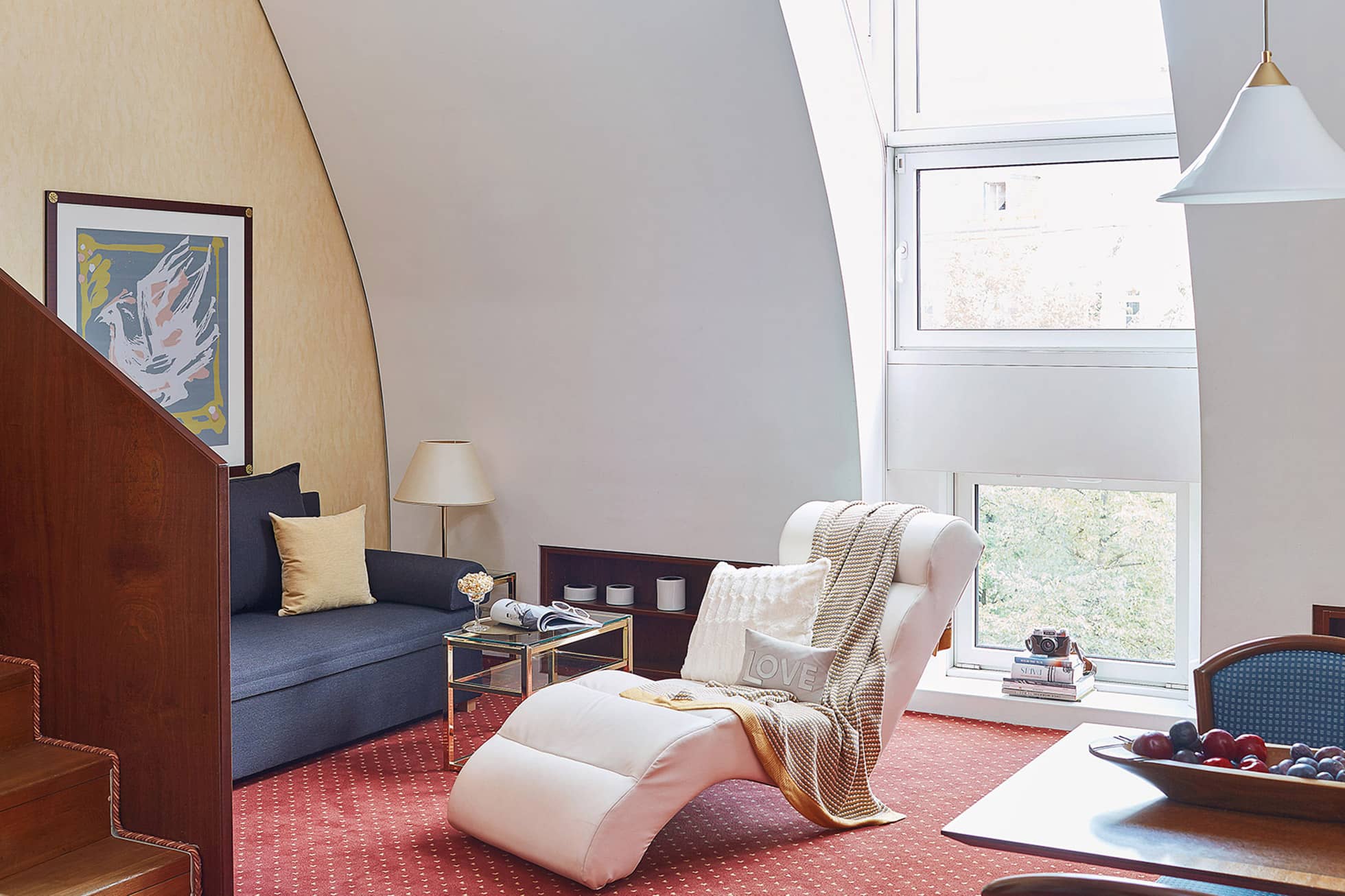 Living Hotel Prinzessin Elisabeth Superior Maisonette Wohnraum Sessel in einem Serviced Apartment Zimmer
