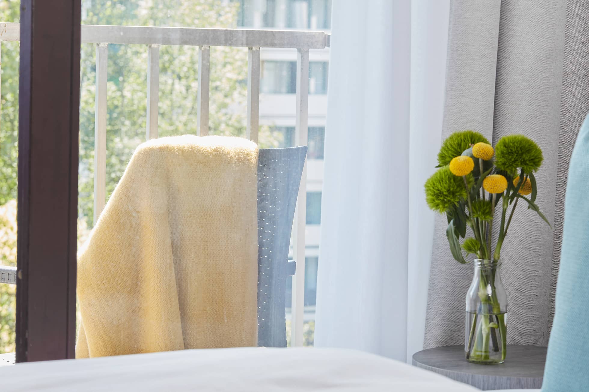 Living Hotel am Deutschen Museum Doppel Plus Balkon Blume mit Fenster und Balkon im Hintergrund