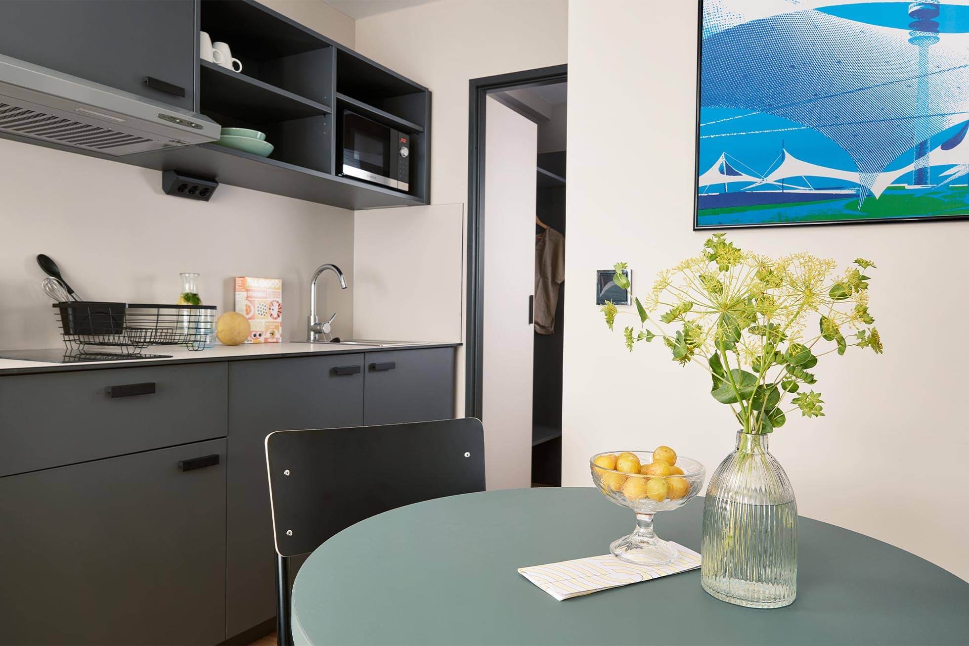 Deluxe Plus Doppel Apartment runder Esstisch vor der Kitchenette
