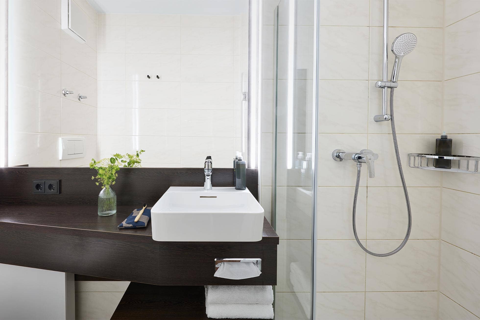 Deluxe Plus Doppel Apartment Badezimmer mit Waschbecken und Dusche