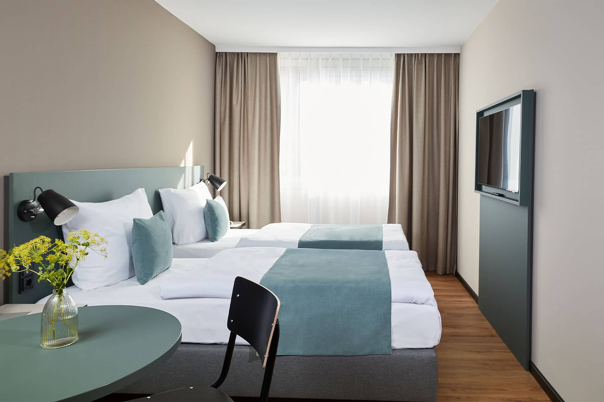 Deluxe Twin Zimmer Doppelbett im Zimmer mit Esstisch und Fernseher