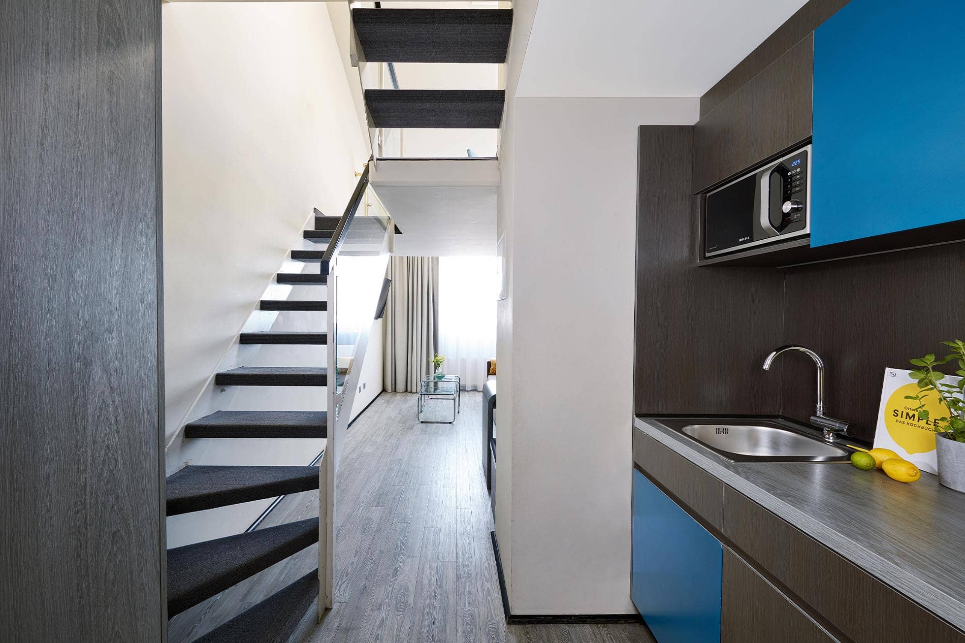 Superior Maisonette Kitchnette rechts mit Treppen zur oberen Etage
