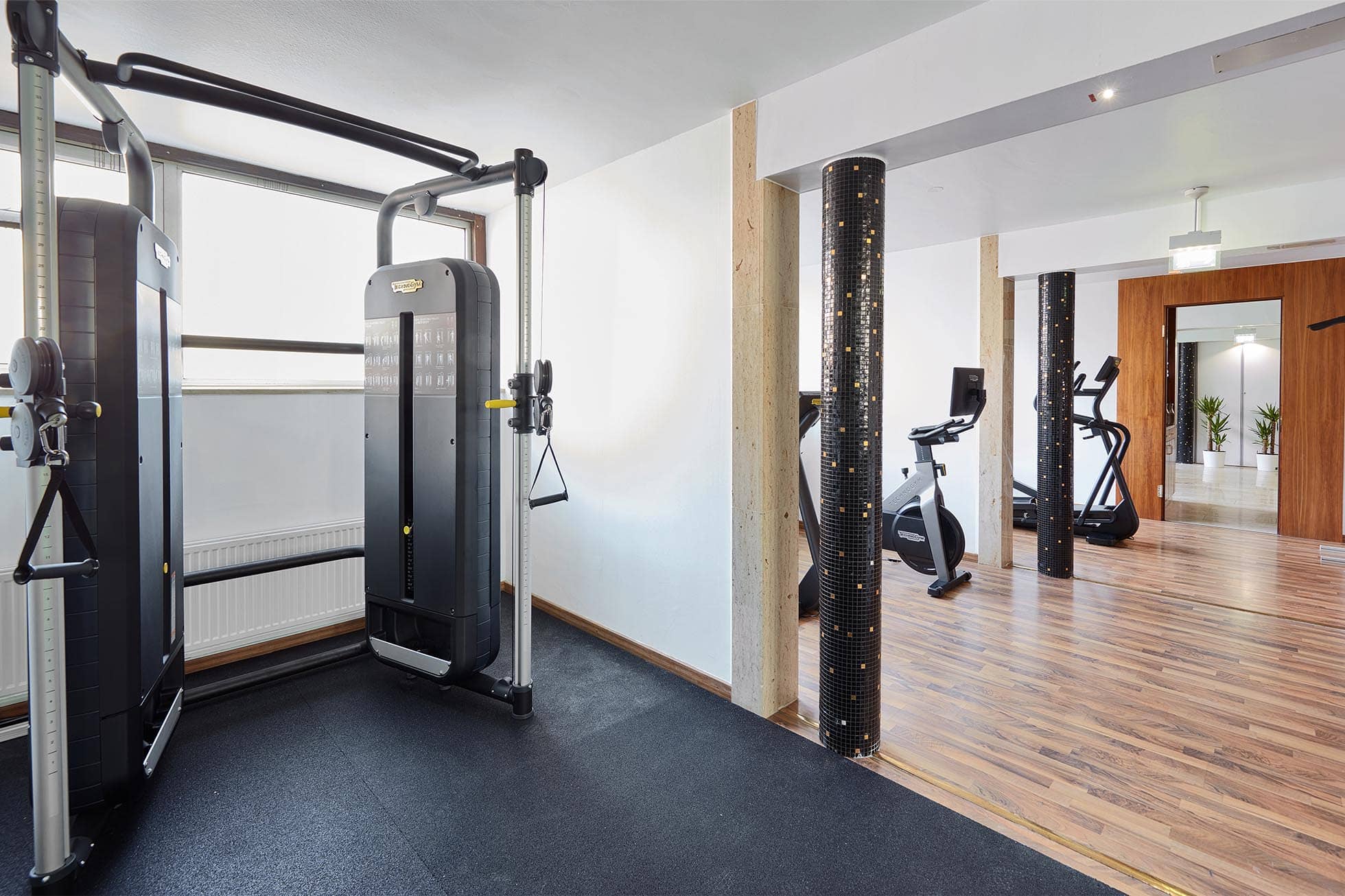 Fitness Raum Fitness Raum mit Geräten