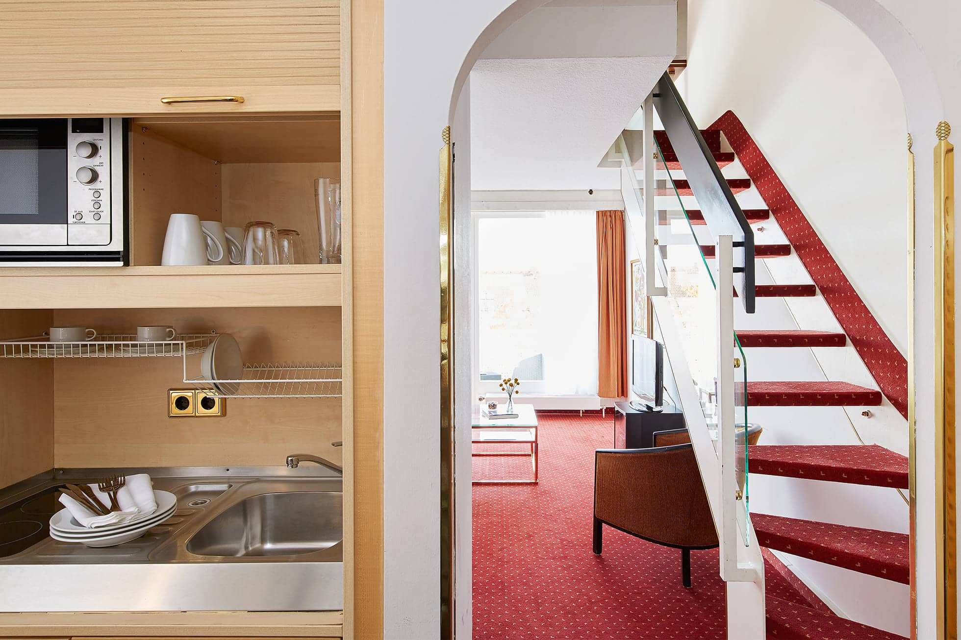 Living Hotel am Olympiapark Maisonette Etage Küche und Treppe im Hotelzimmer