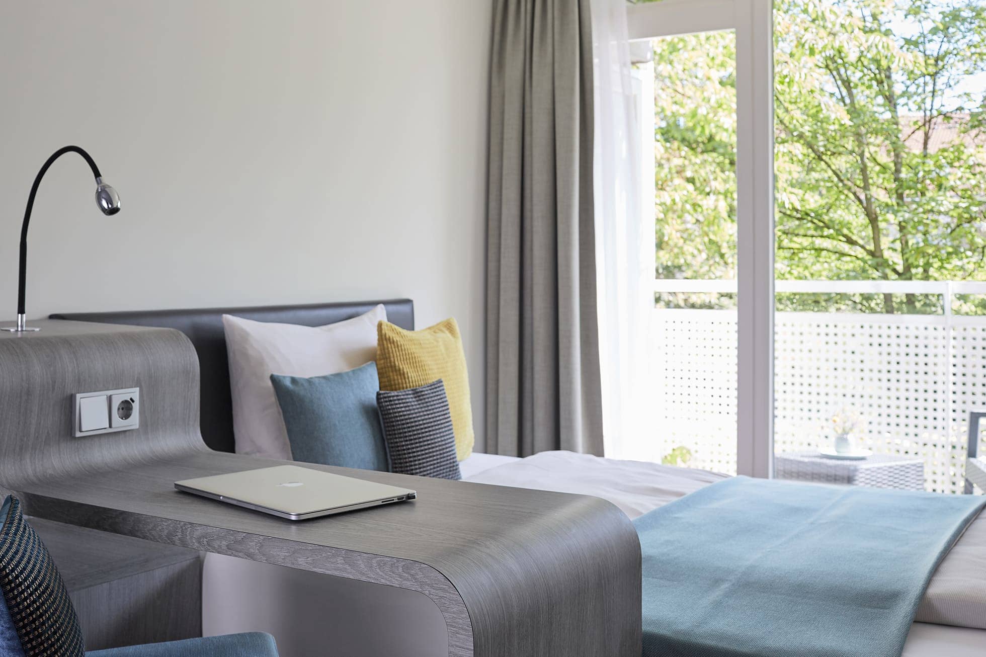 Living Hotel am Olympiapark Doppel Bett Moderne Kombination von Schlaf- und Arbeitsbereich